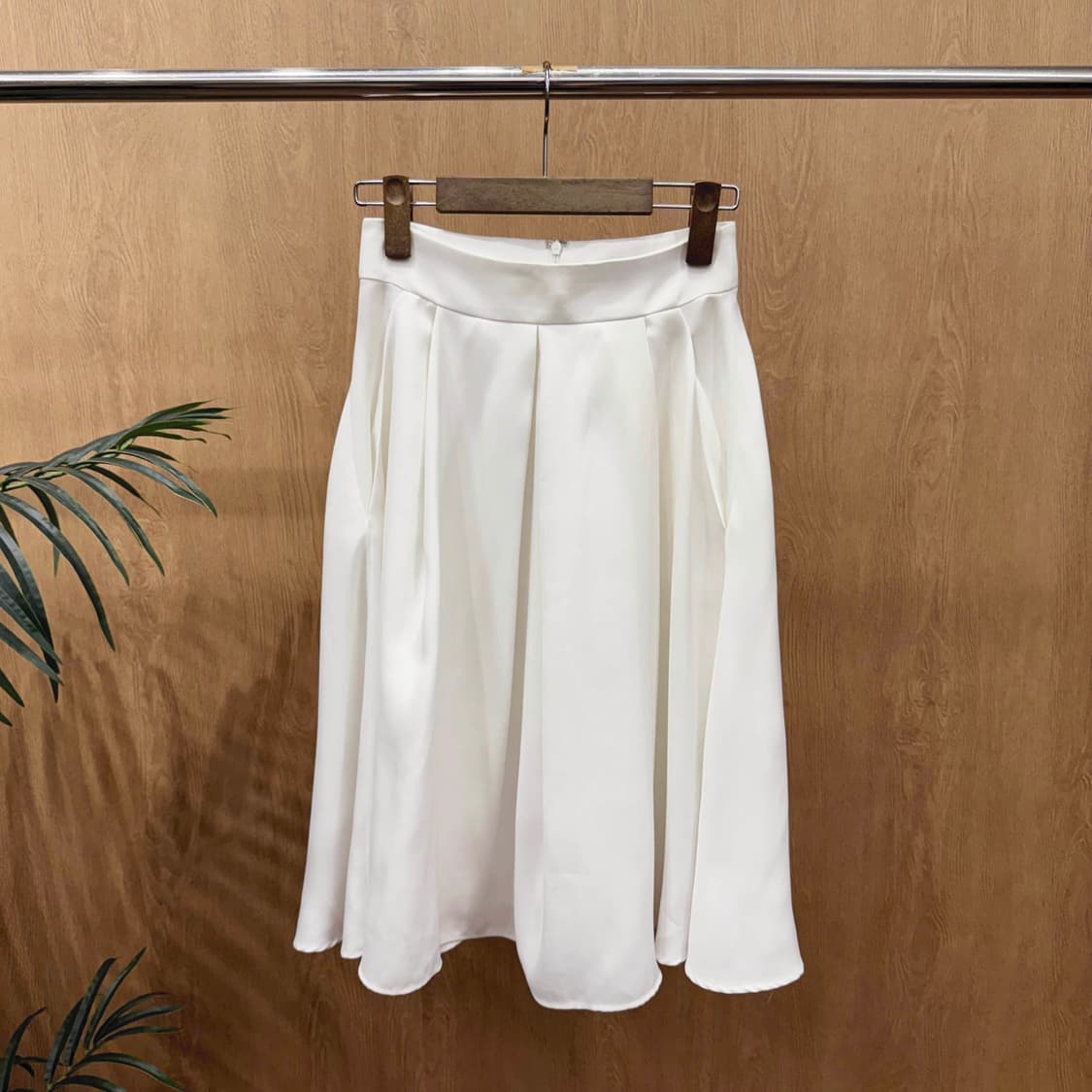 비이커 플레어 미디 스커트 핀턱 디테일 A라인 데일리 아이보리 상품이미지1