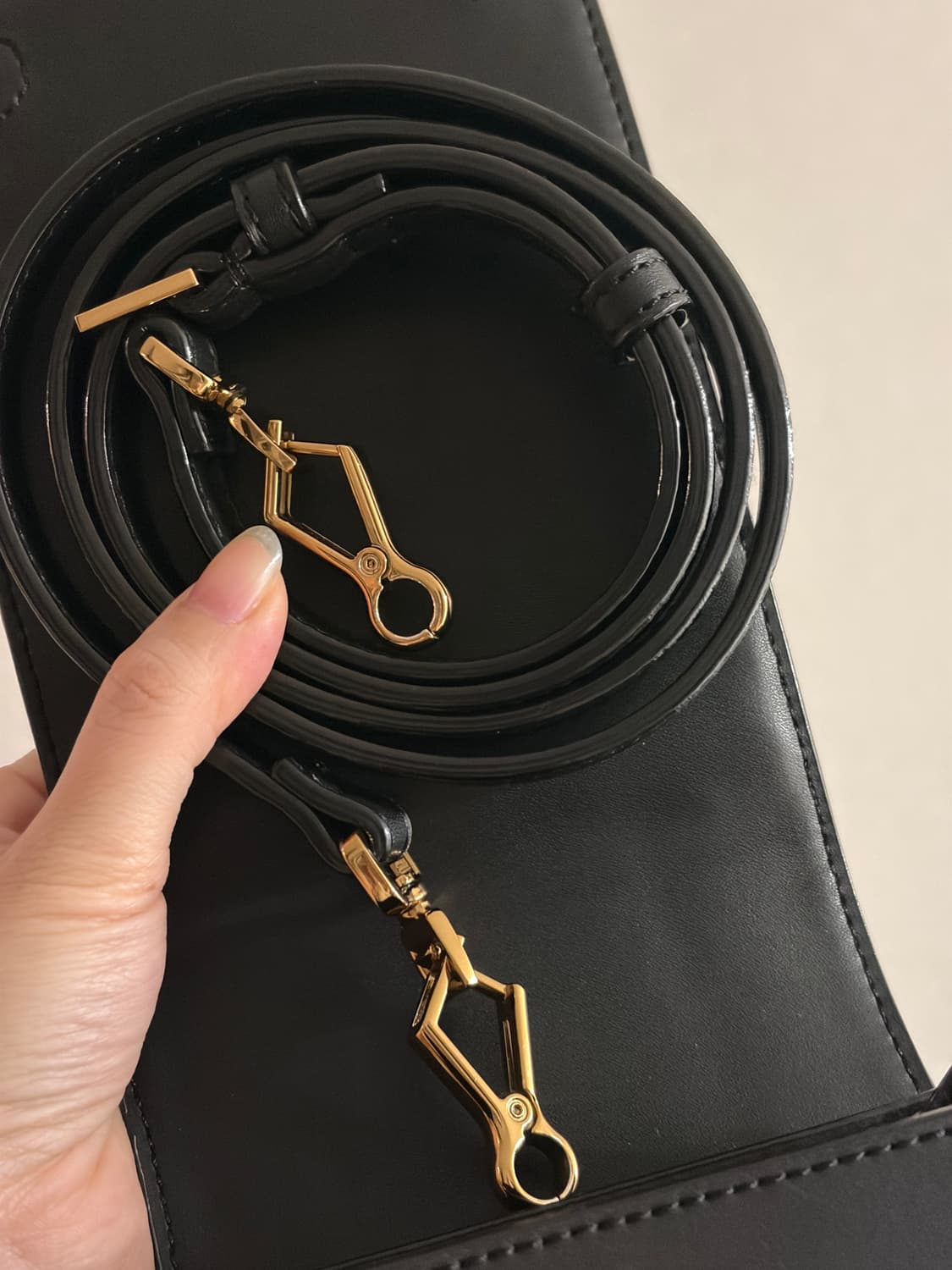 Charles&Keith 골드 포인트 블랙 크로스백 상품이미지4