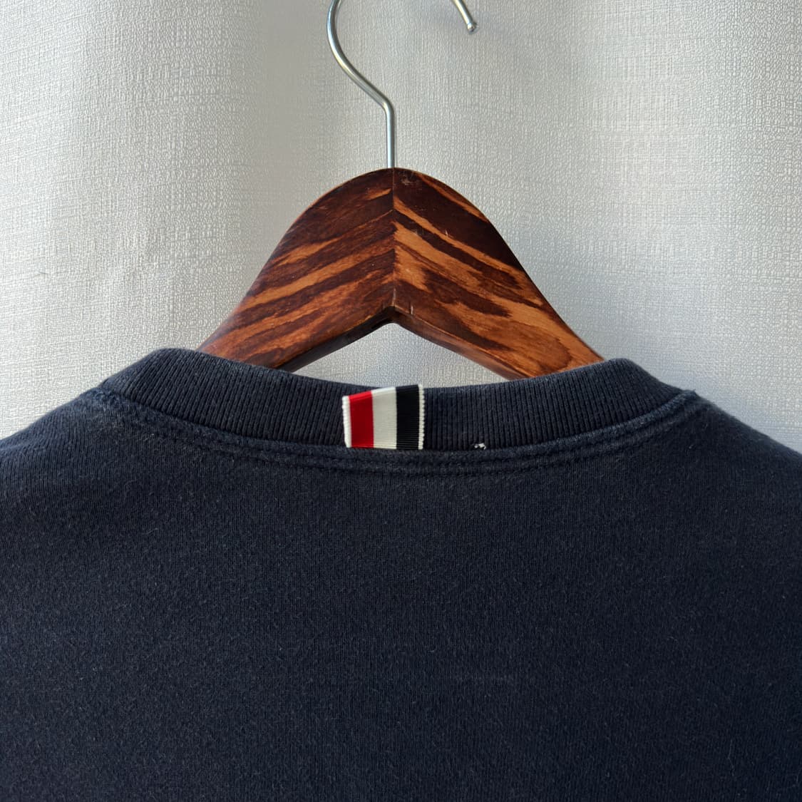톰브라운 클래식 루프백 4-바 스웨트셔츠 네이비 5사이즈 상품이미지9