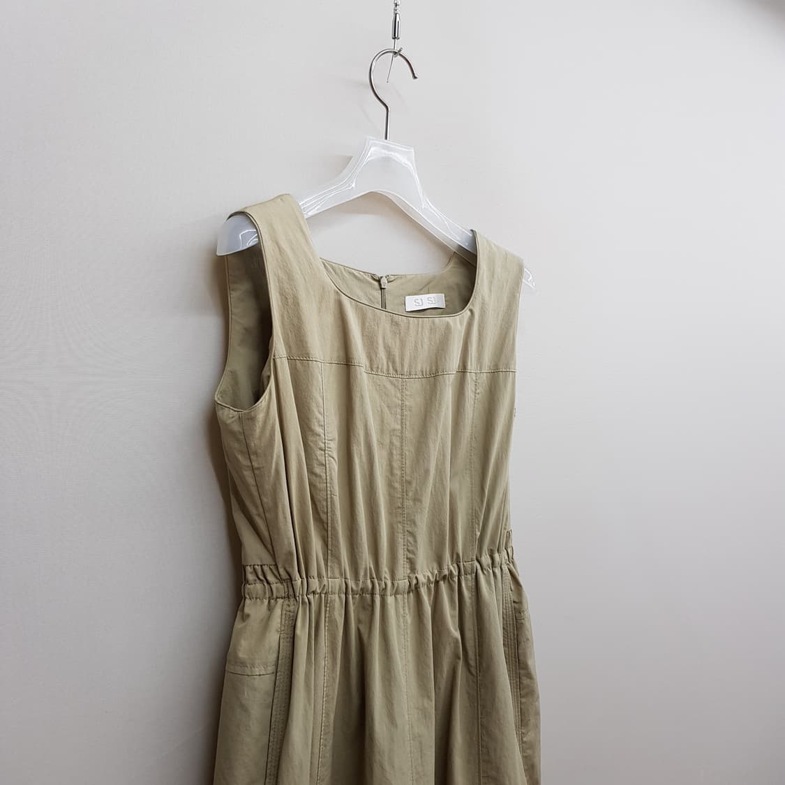 한섬 SJSJ 2023 드로우 스트링셔츠 점퍼 슬리브리스 원피스 세트 상품이미지6