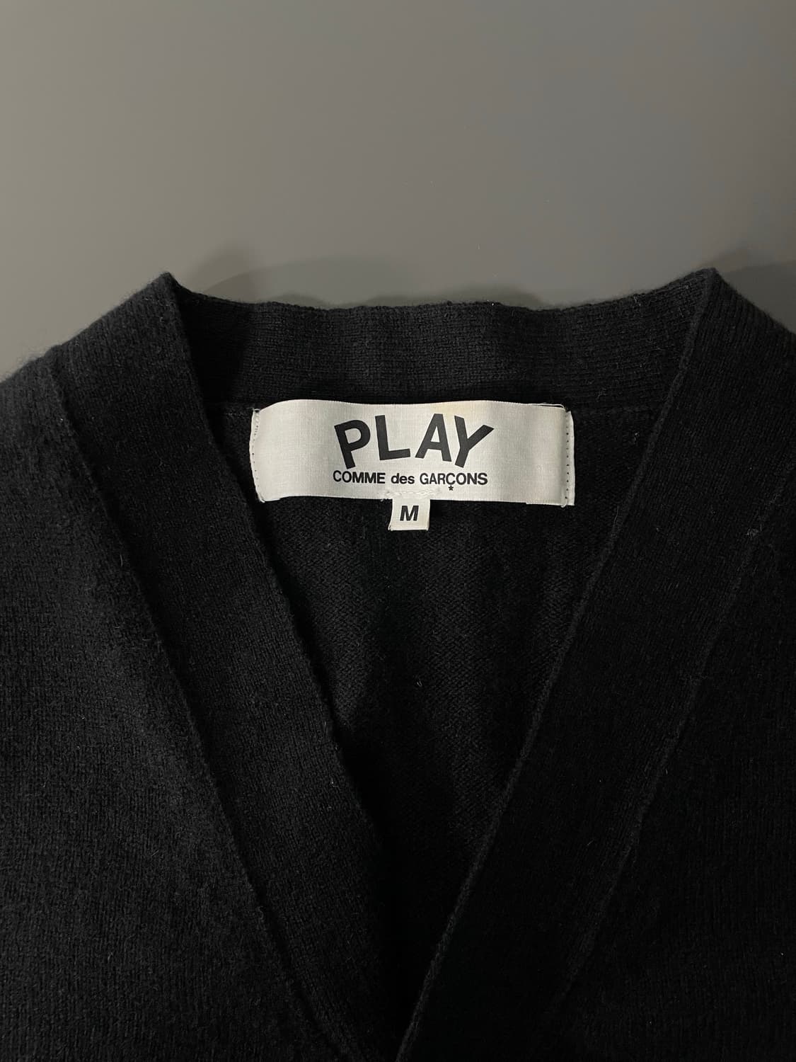 [M] 꼼데가르송 화이트 와펜 자수로고 울 가디건 상품이미지6