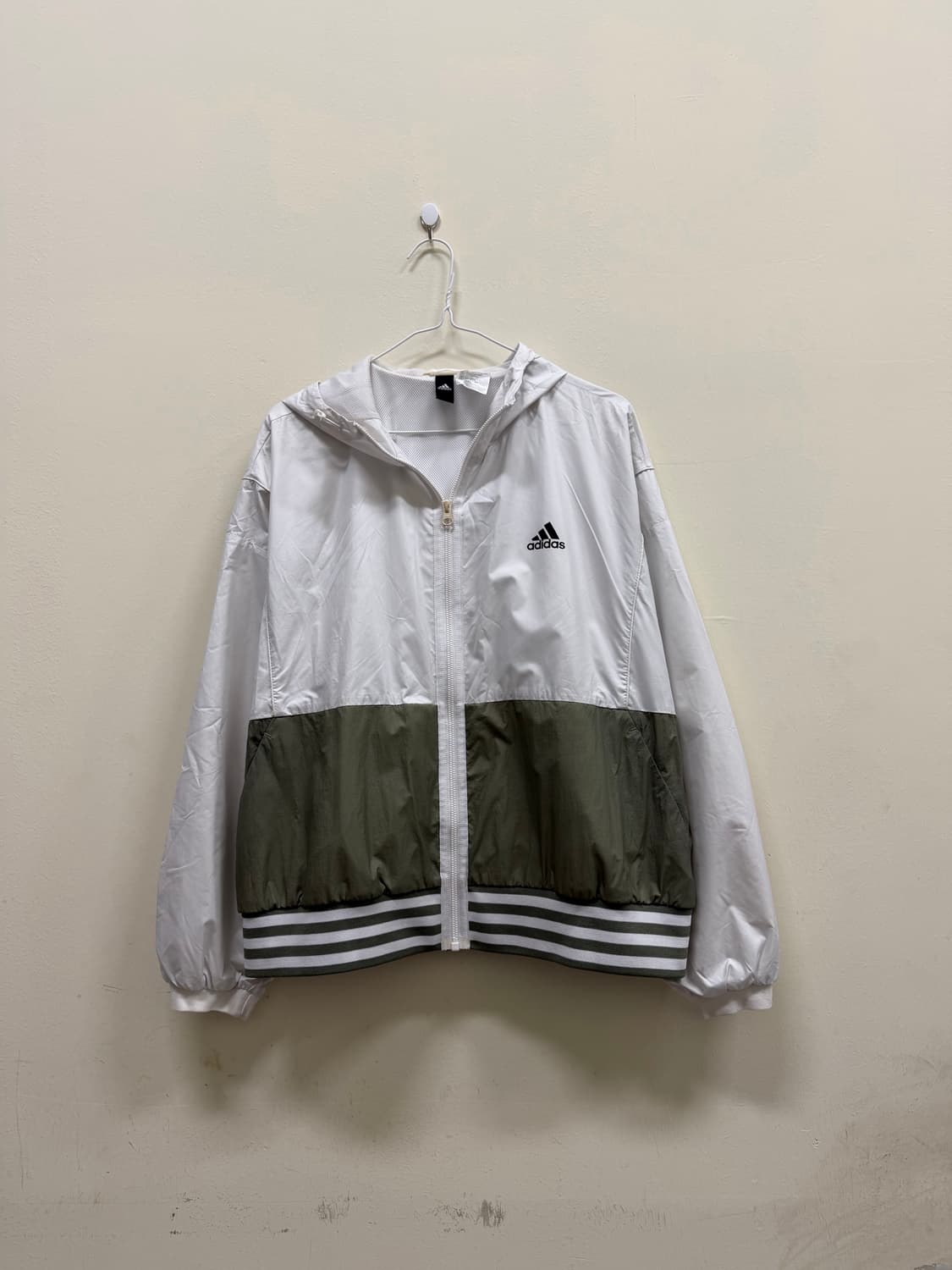 아디다스 카키 화이트 바람막이 상품이미지1