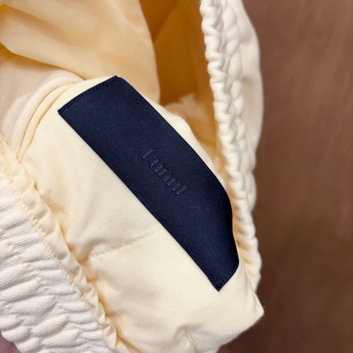 준지 조거 팬츠 톤온톤 로고 자수 허리 밴딩 포켓 탭 디테일 아이보리 상품이미지7