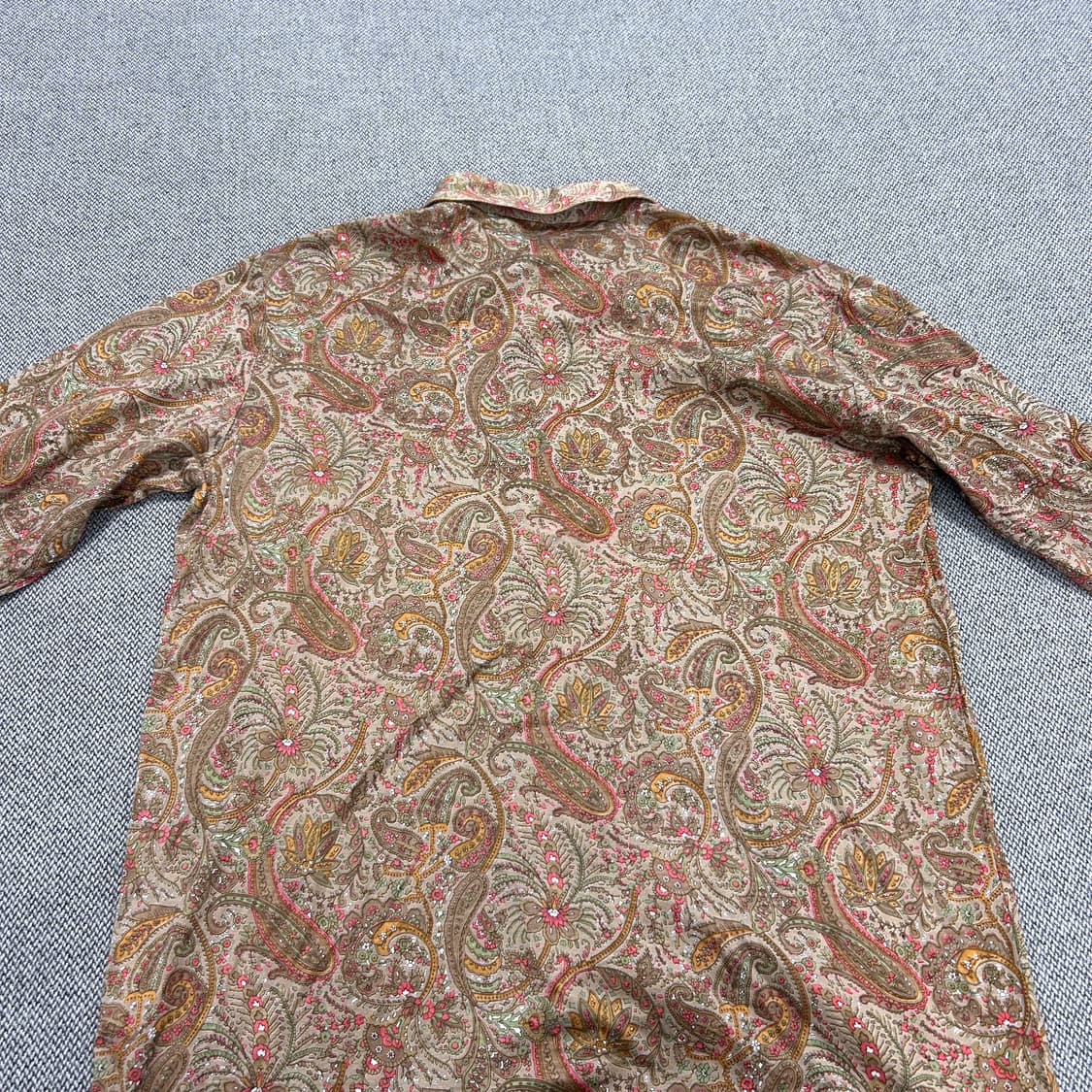 입생로랑 페이즐리 쓰리버튼 카라티(95) 상품이미지5