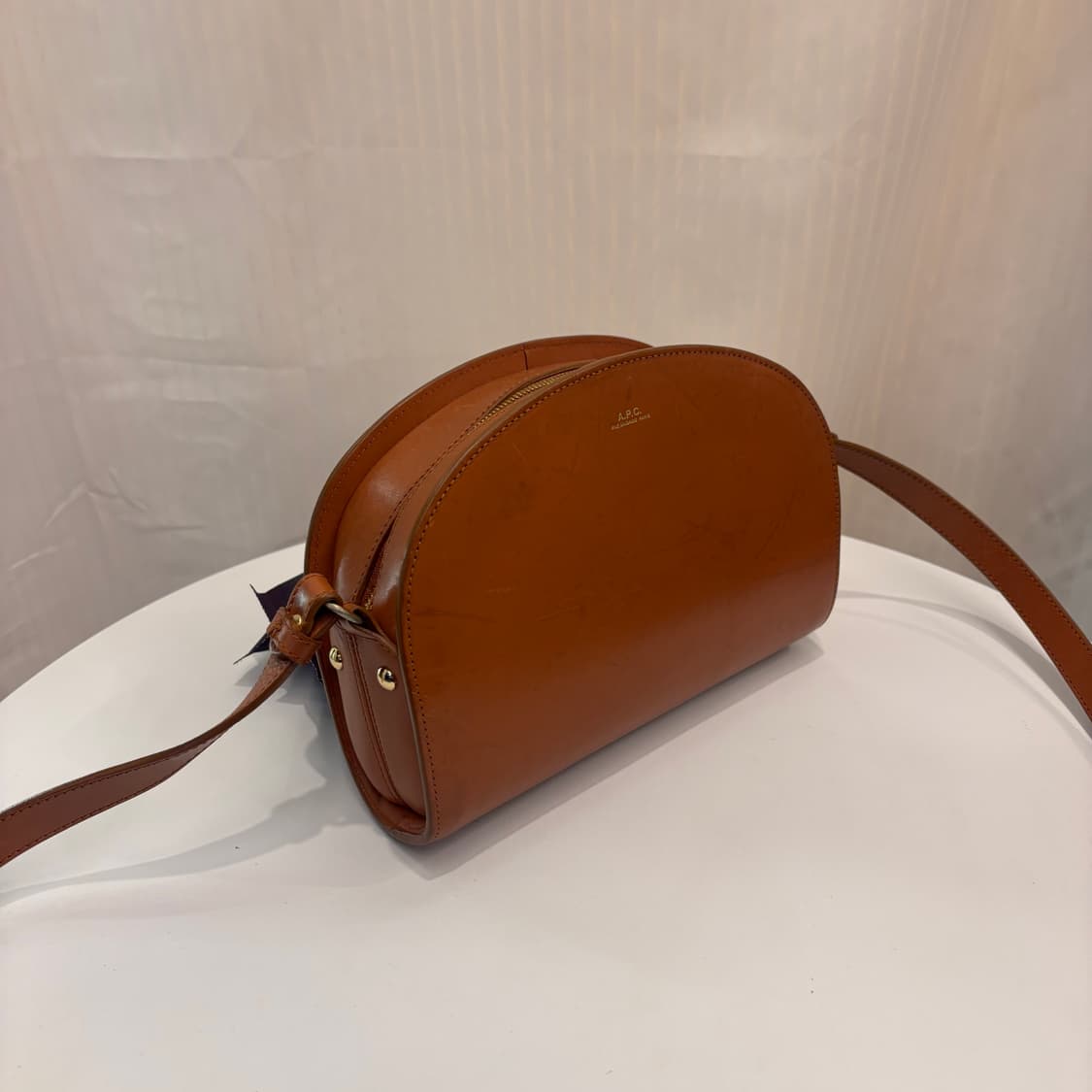 정품 아페쎄 하프문 크로스백     상품이미지3