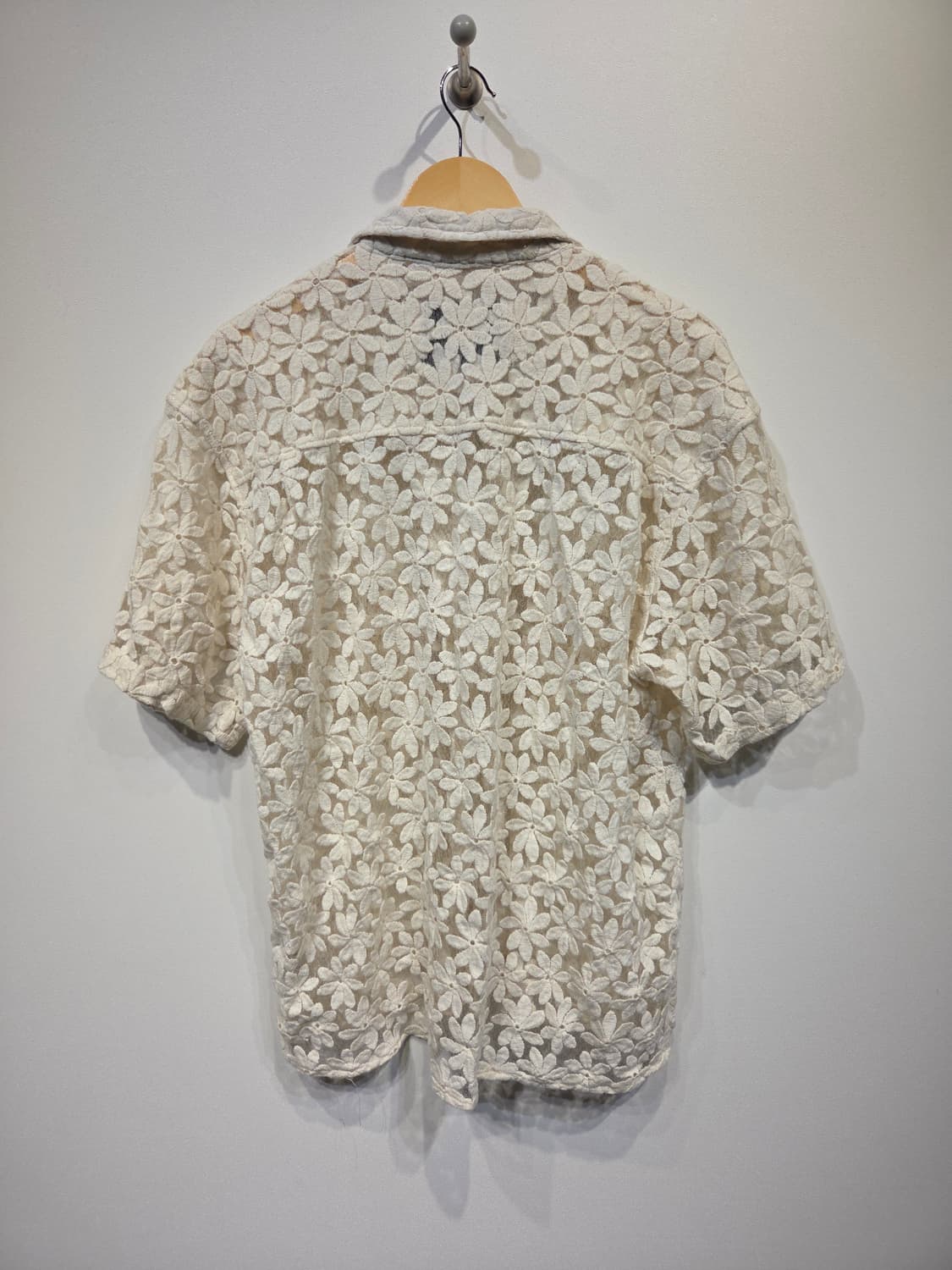 앤더슨벨 플라워 레이스 펀칭 반팔 셔츠 상품이미지6