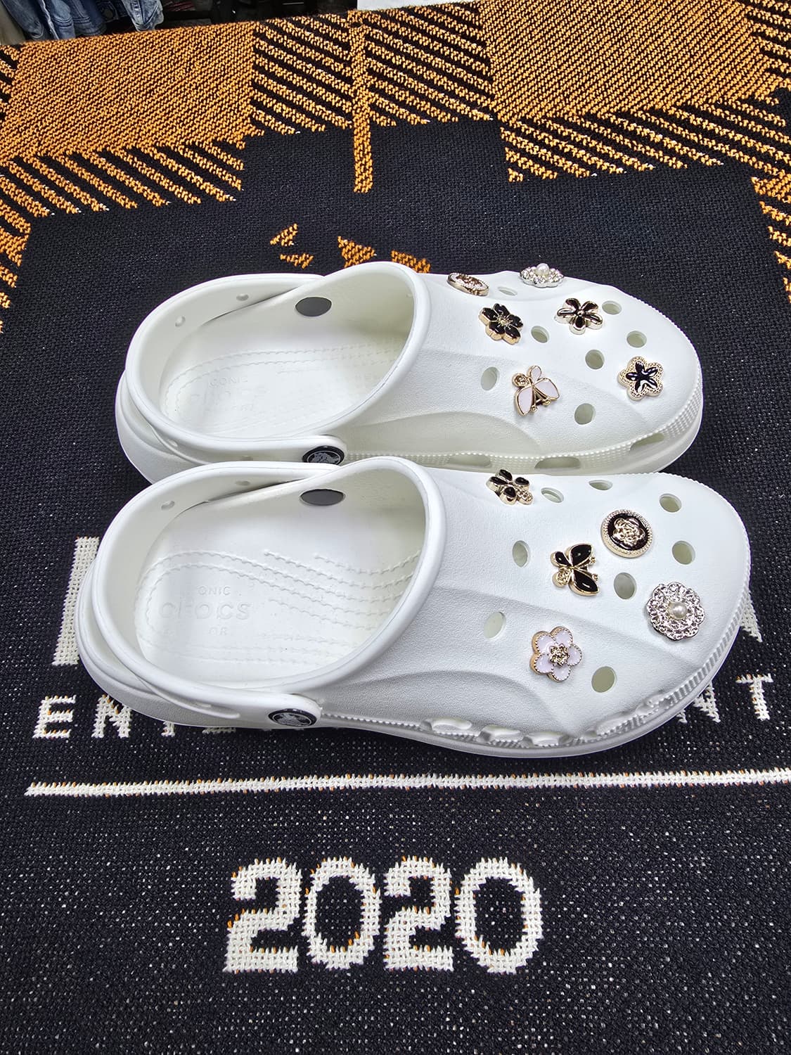 크록스 화이트 지비츠 장식 슬리퍼 (1874) 상품이미지4