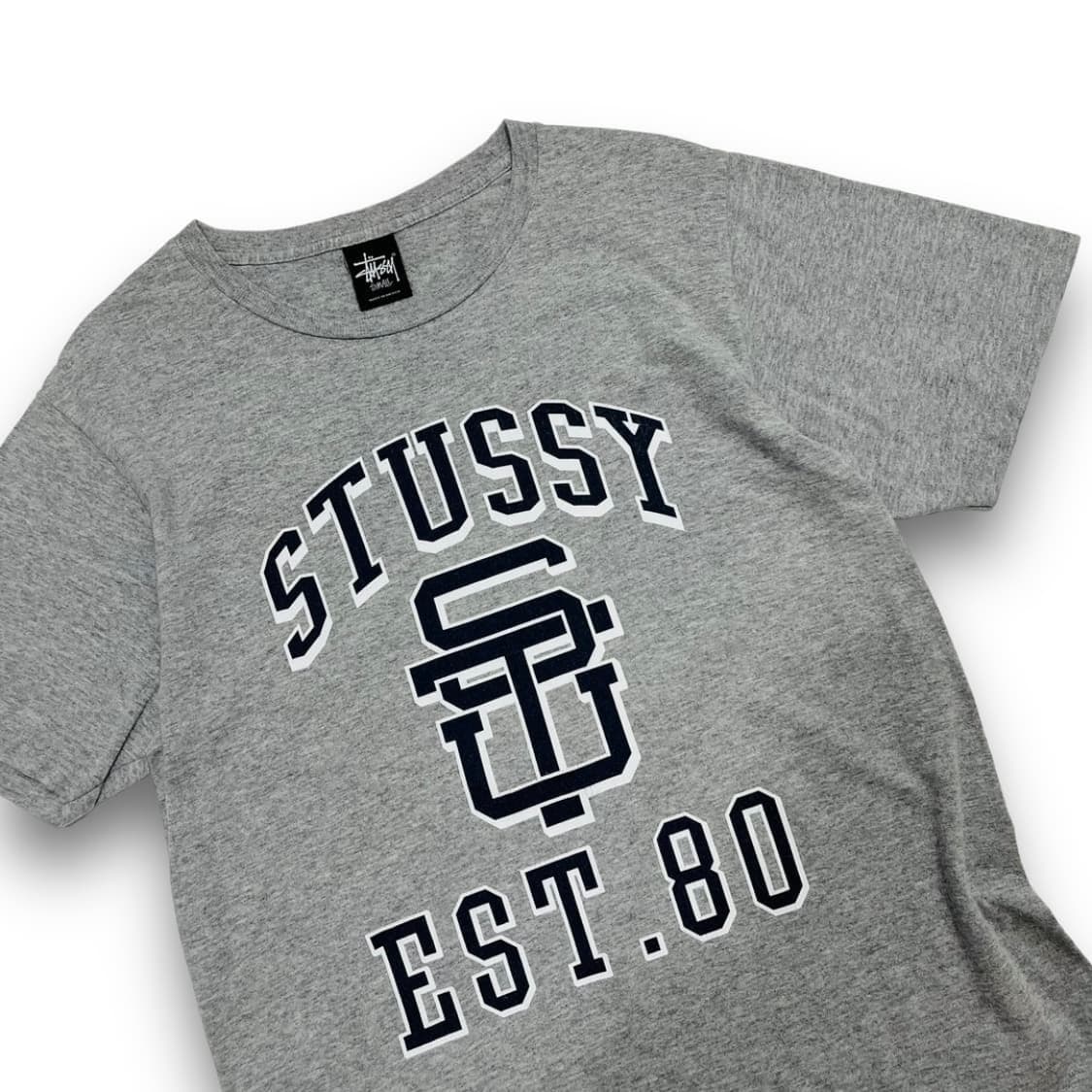 스투시 EST.80 그레이 반팔 티셔츠 상품이미지2