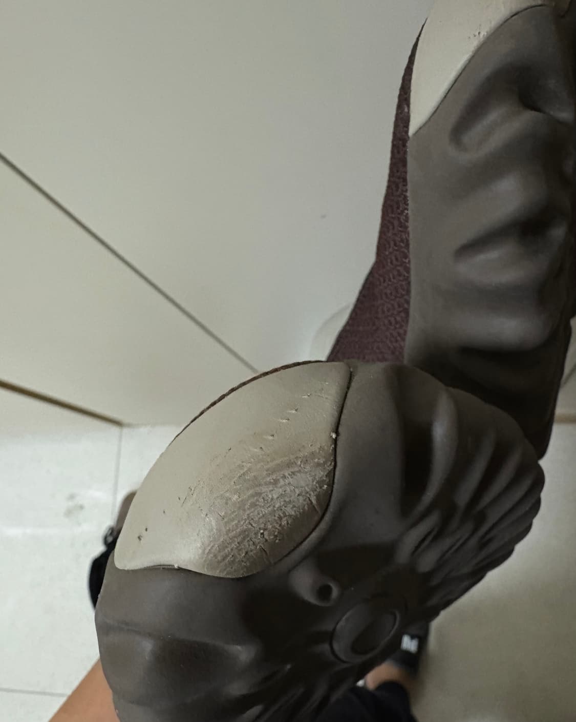 오클리 팩토리 팀 x 브래인 데드 오스트리치 찹 쏘우 뮬 마룬 애스프레소 상품이미지7