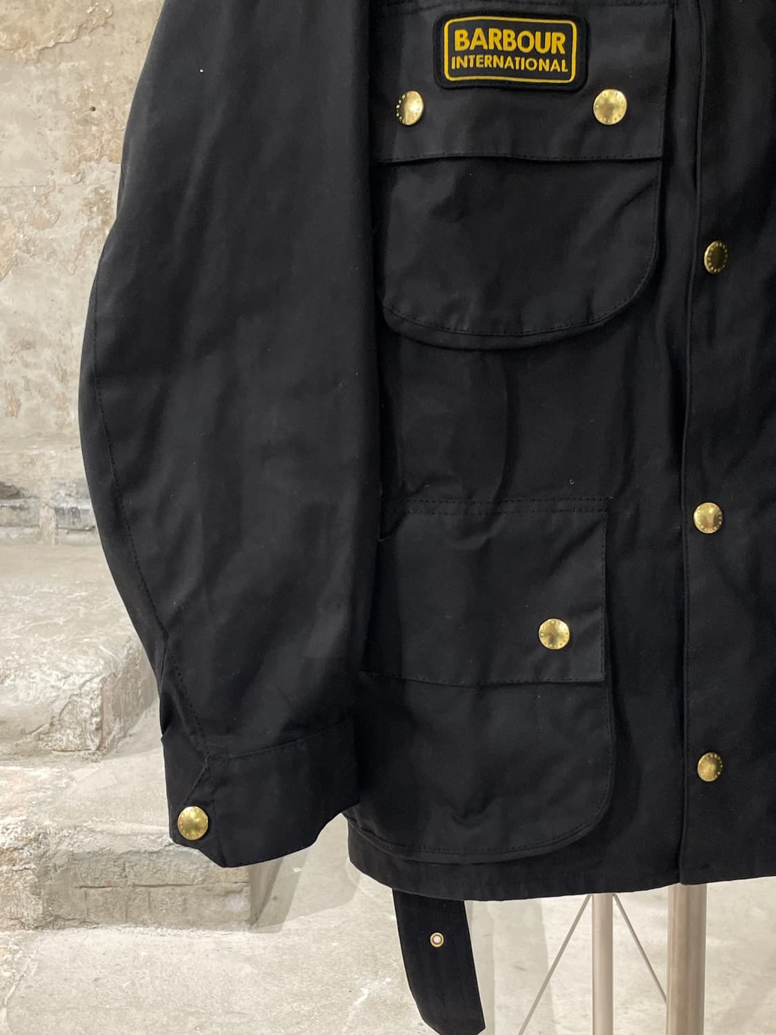바버 인터내셔널 21A/W 블랙 금장 버튼 왁스 자켓 상품이미지4