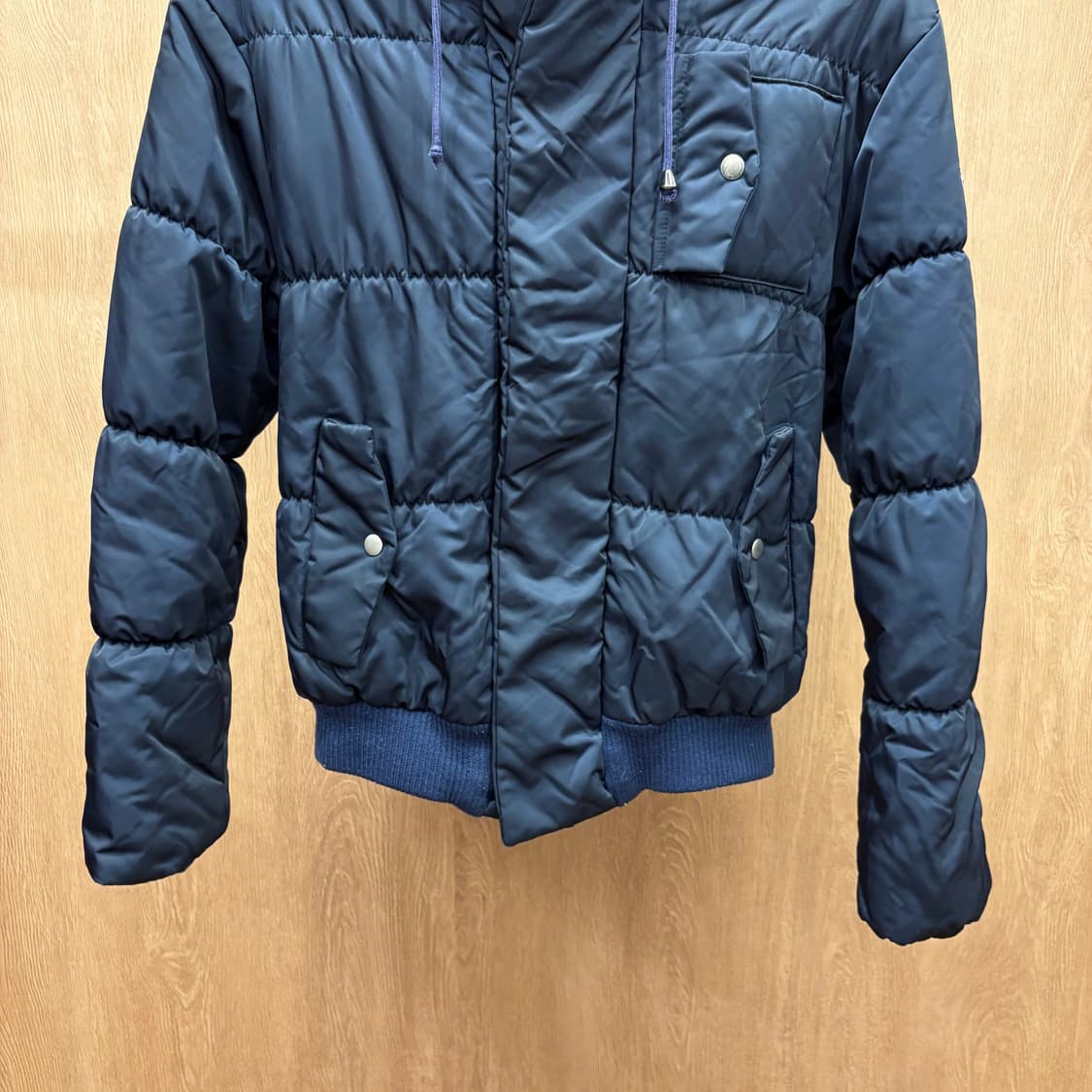 돌체앤가바나 후드 패딩 점퍼 소매 메탈 플레이트 로고 디테일 네이비 상품이미지5