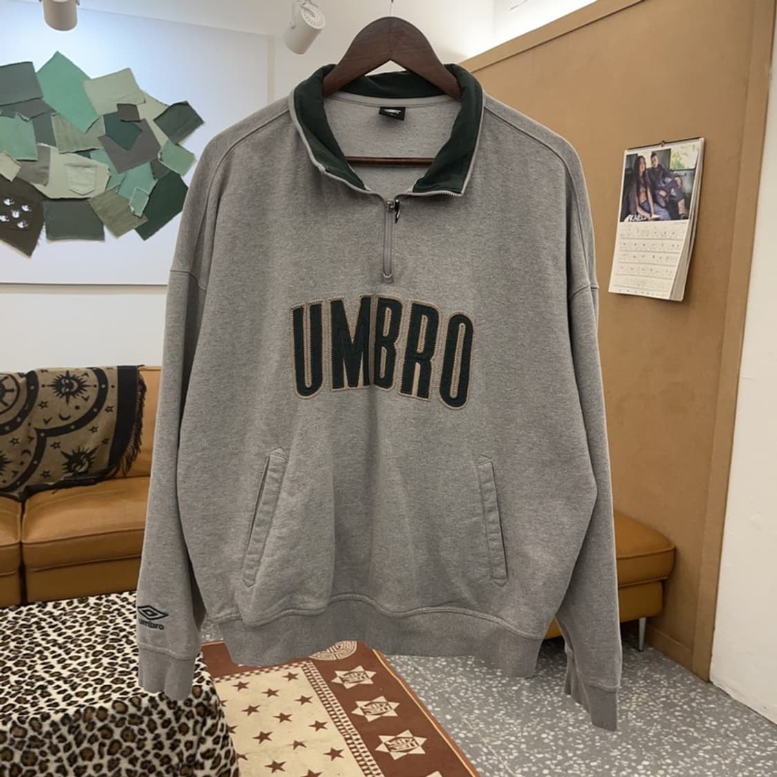 엄브로 올드스쿨 레트로 빅로고 반집업 맨투맨 100 C09299 상품이미지3