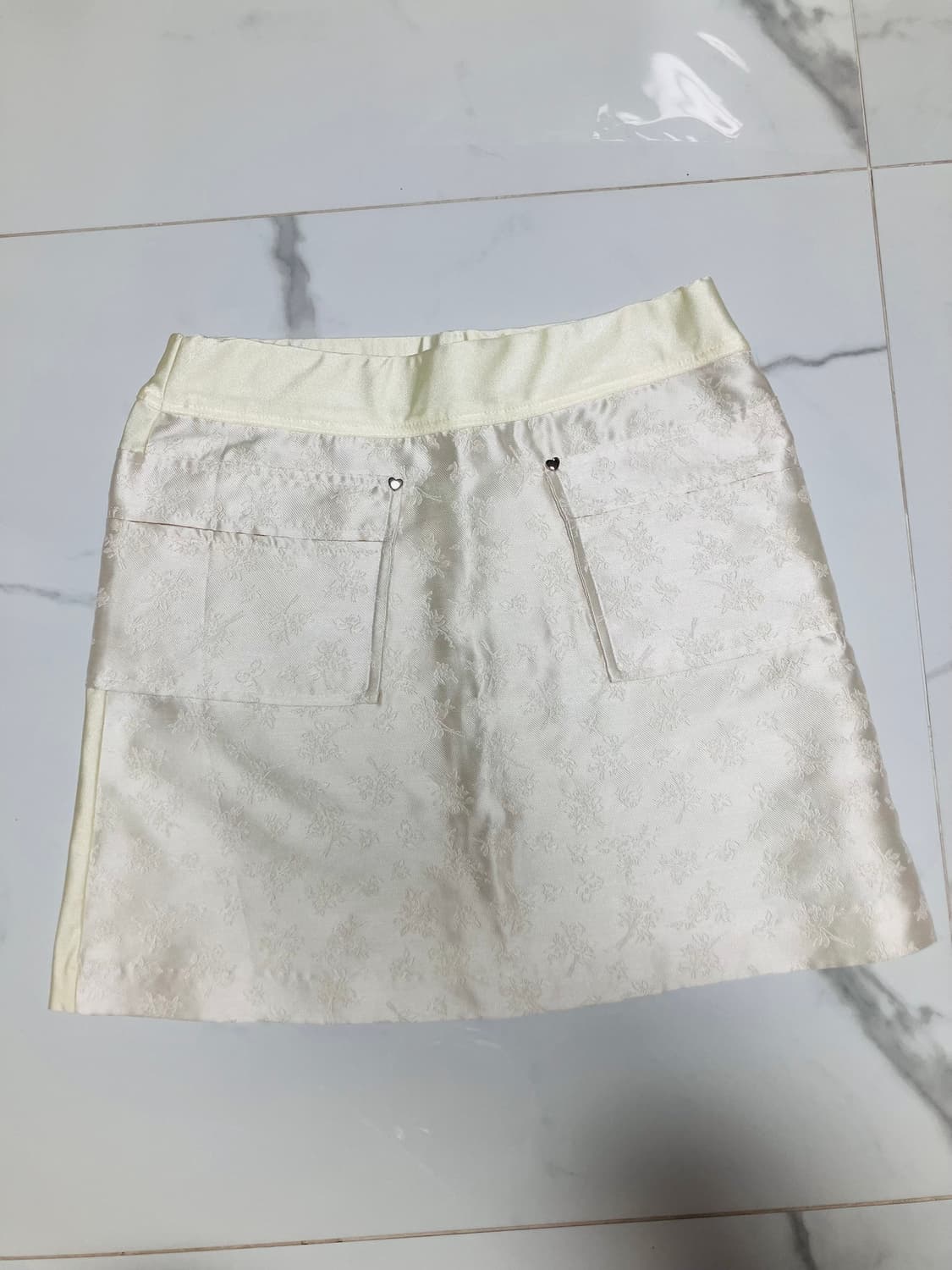 민지에나 크림 자갸드 사틴 오리엔탈플로럴 미니스커트 상품이미지4