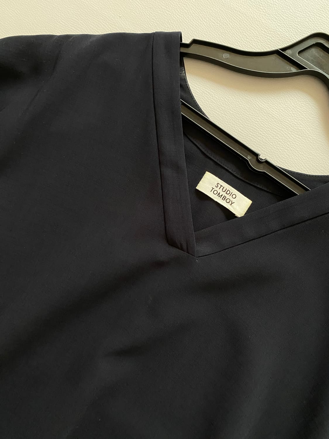 [스튜디오톰보이] 브이넥 비대칭 원피스 (다크네이비/Free) 상품이미지3