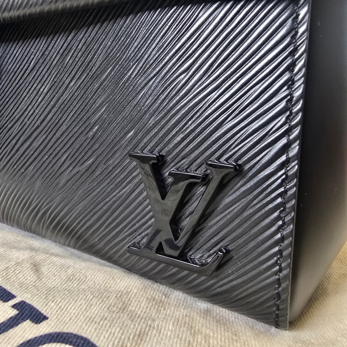 [중고/정품] 루이비통 클루니 미니 에피 블랙 토트백 상품이미지2