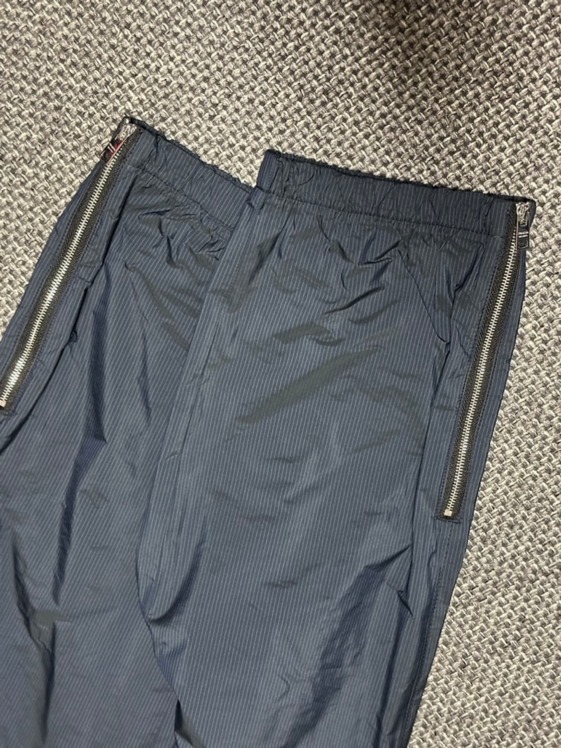 프라다 나일론 지퍼 조거팬츠 상품이미지6