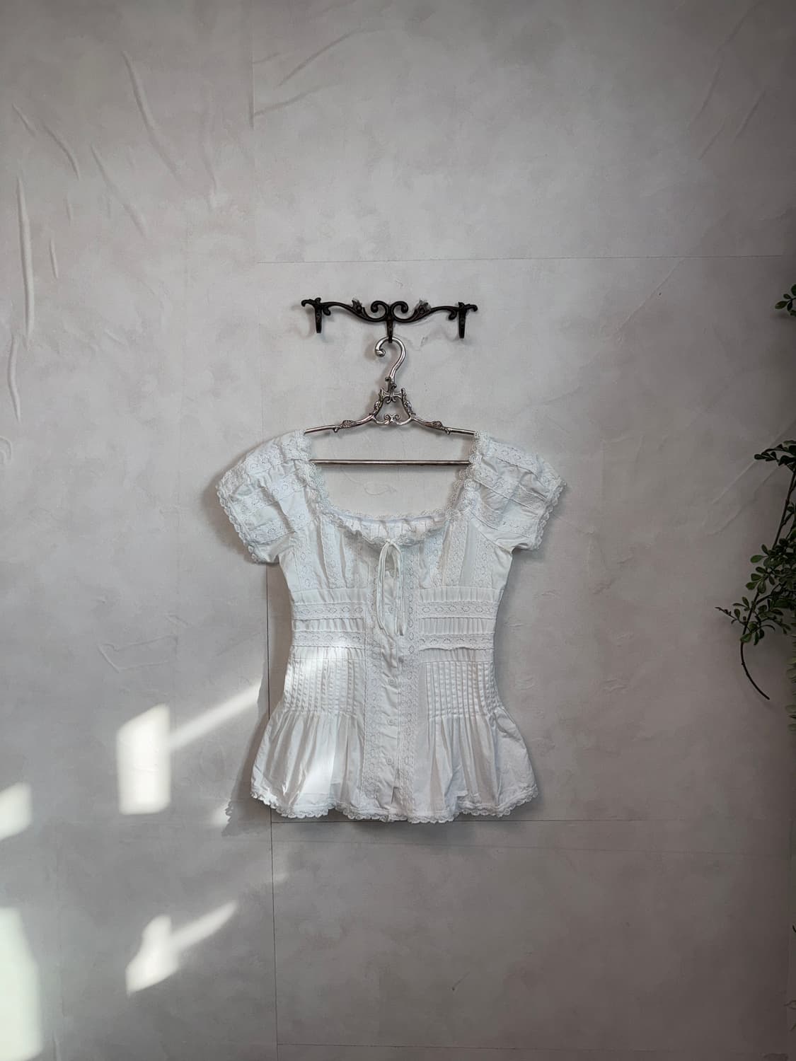 White pleats lace button off shoulder bl 상품이미지1