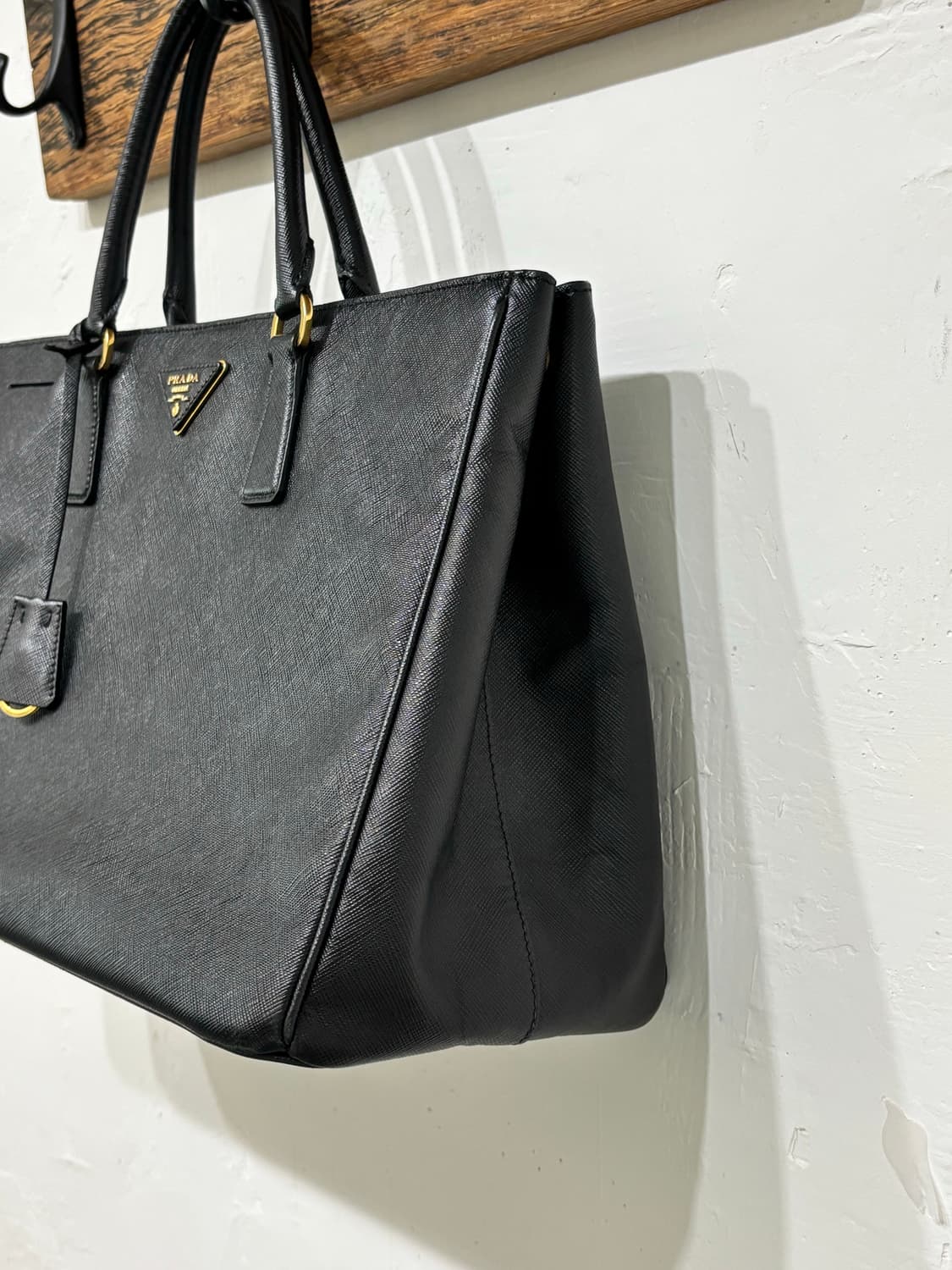 Prada 프라다 삼각 로고 블랙 레더 토트백 상품이미지4
