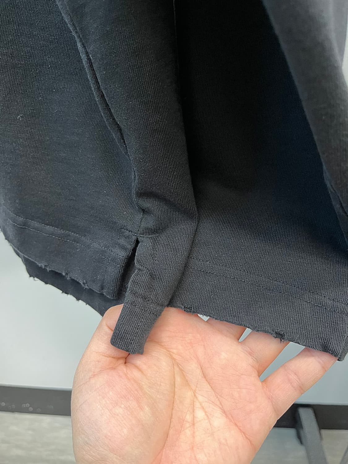 105) 솔리드옴므 25ss 데미지 카라 맨투맨  상품이미지7