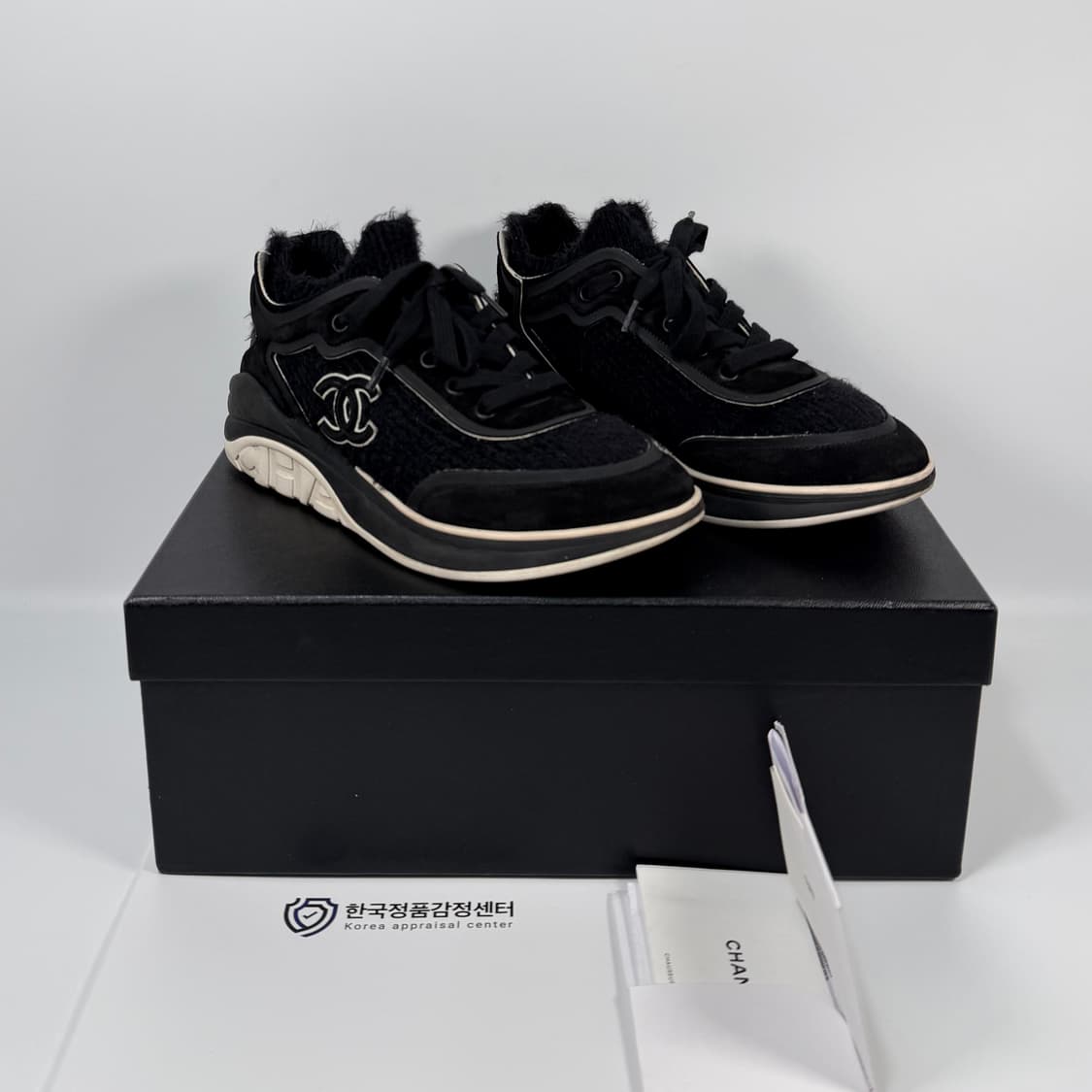 샤넬 CC 로고 패브릭 스웨이드 스니커즈 (245) 상품이미지1