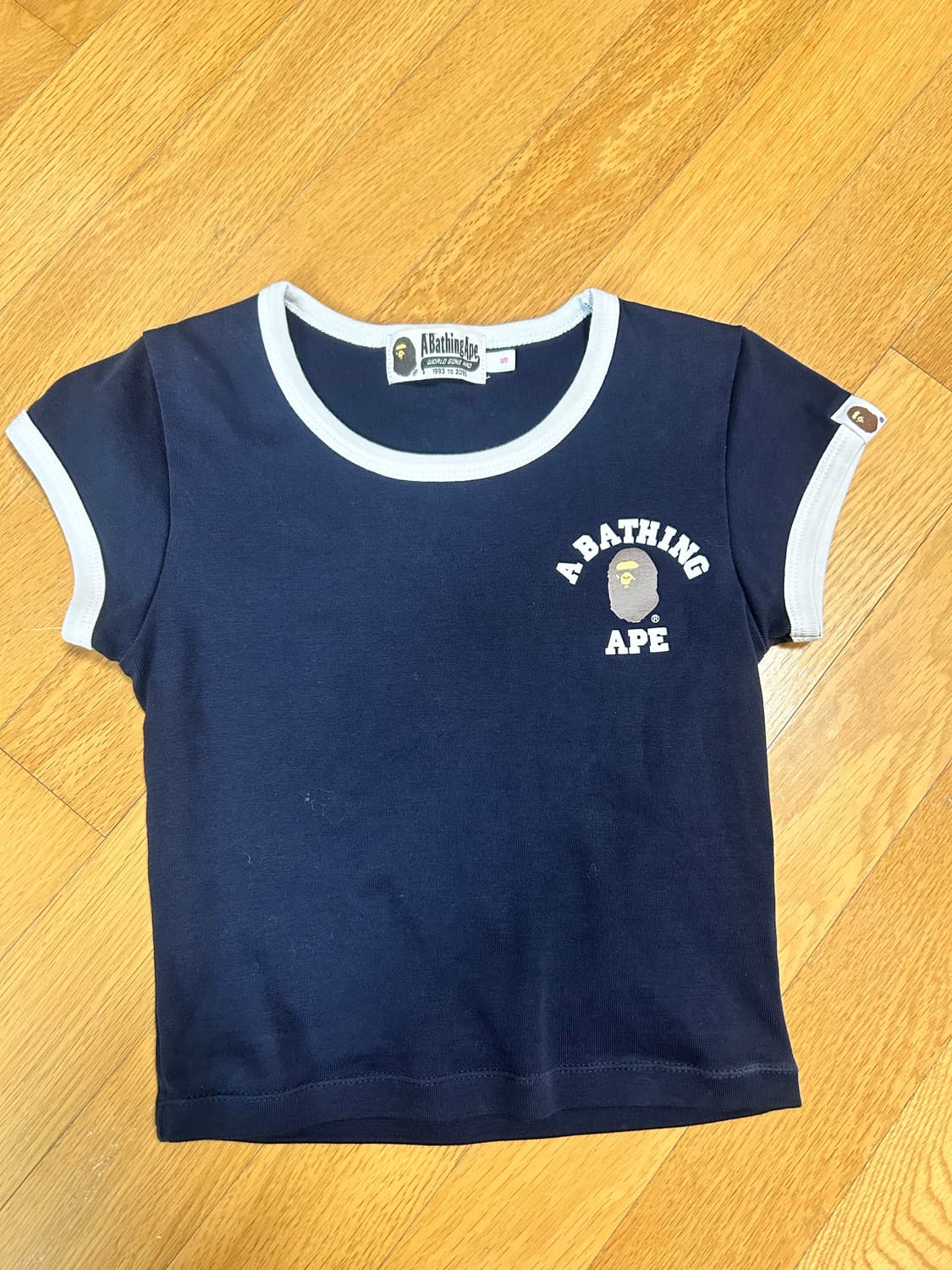 베이프 컬러지 크롭 트림 티셔츠 네이비색상 상품이미지3