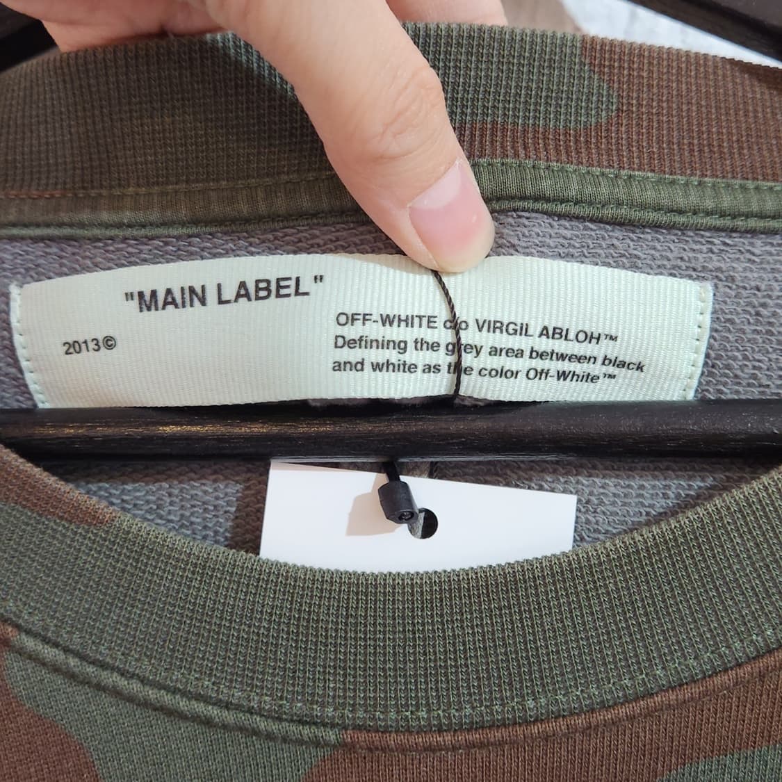 오프화이트 카모 프린팅 맨투맨 상품이미지5