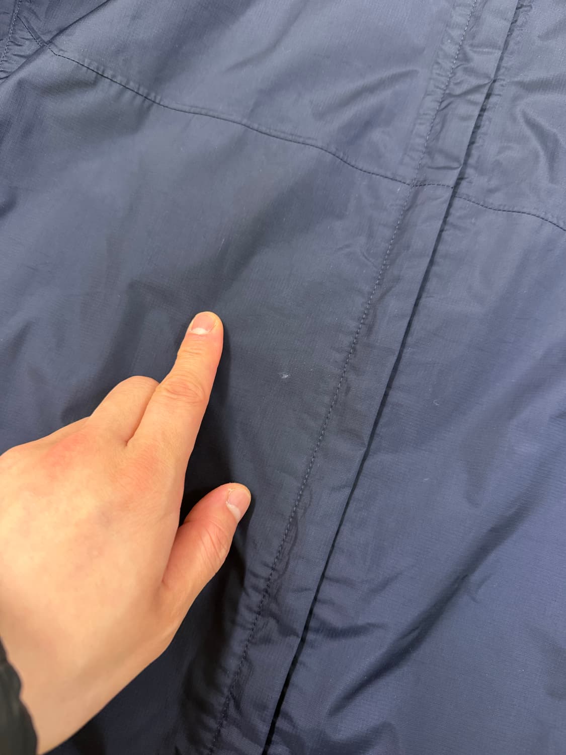 파타고니아 토렌쉘 M 사이즈 네이비  4번째 사진 살짝 얼룩 있는거 외에 상품이미지4