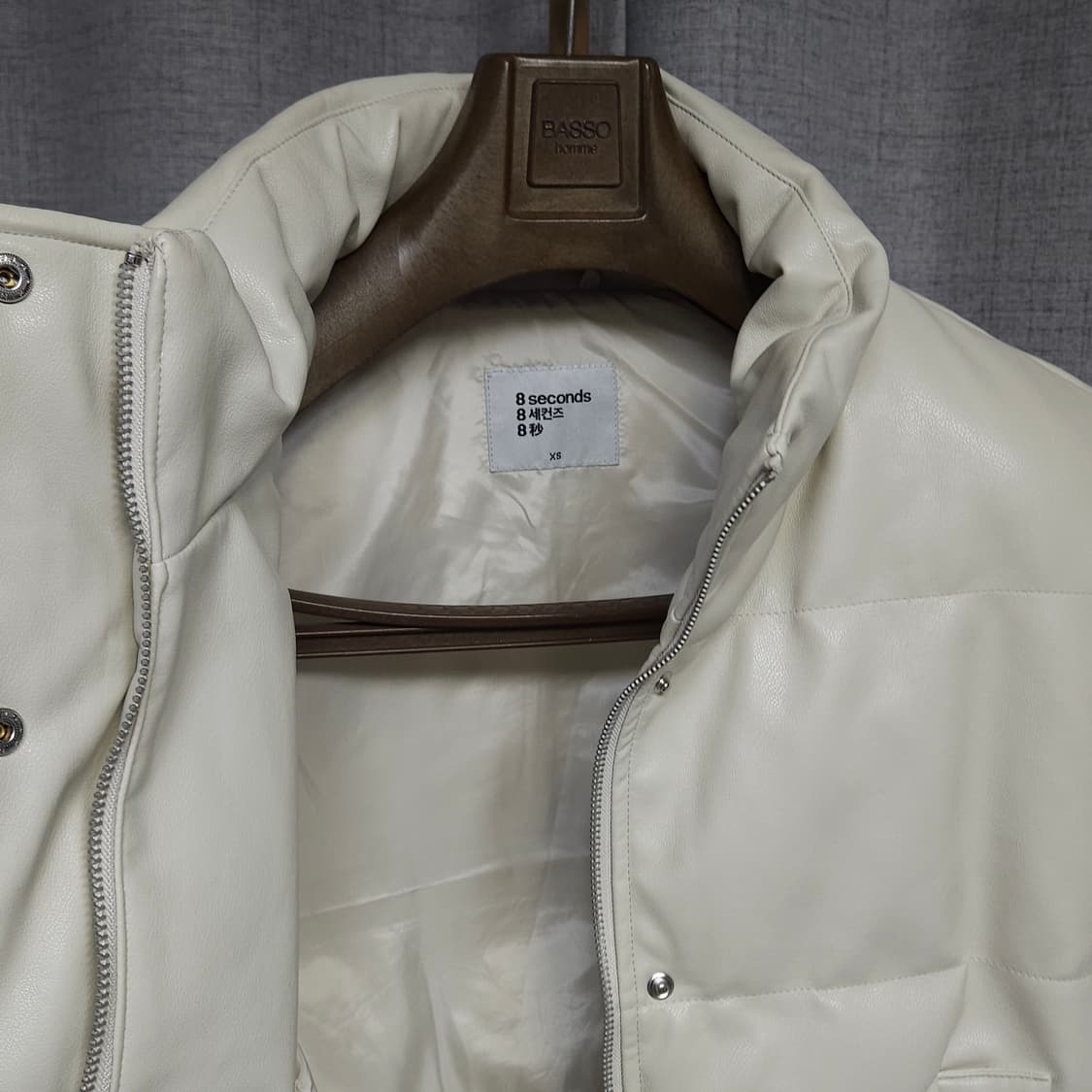 XS ) 에잇세컨즈 여성 오버핏 합성가죽 패딩 베스트 아이보리 상품이미지4