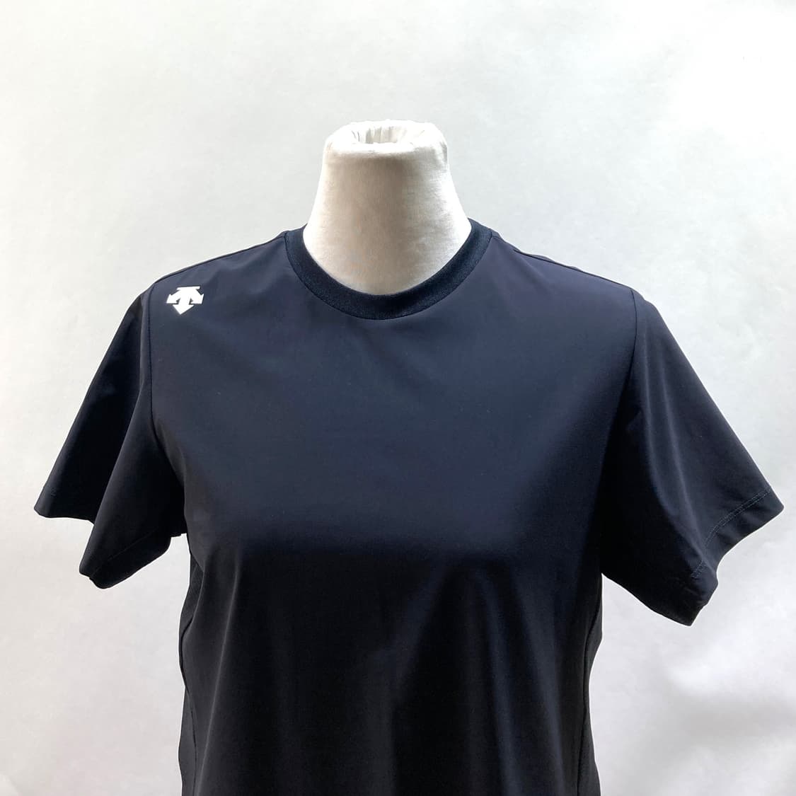 데상트 여성 반팔 2023 블랙 90  상품이미지2