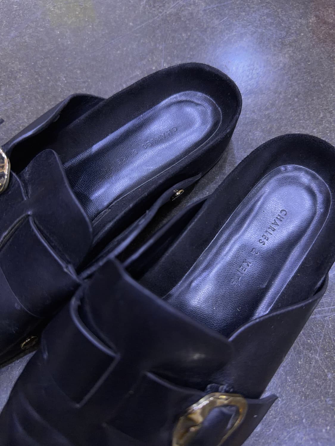 찰스앤키스 해머드 버클 스터드 포인티드 토 뮬 슬리퍼 235 상품이미지6