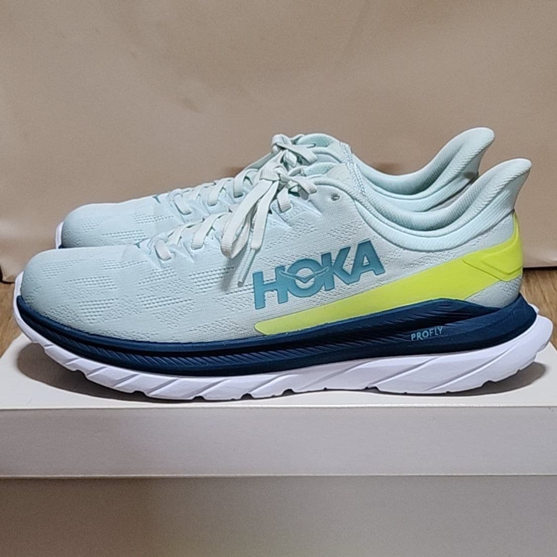 호카 285 마하 블루 글래스 이브닝 프림로즈 상품이미지1