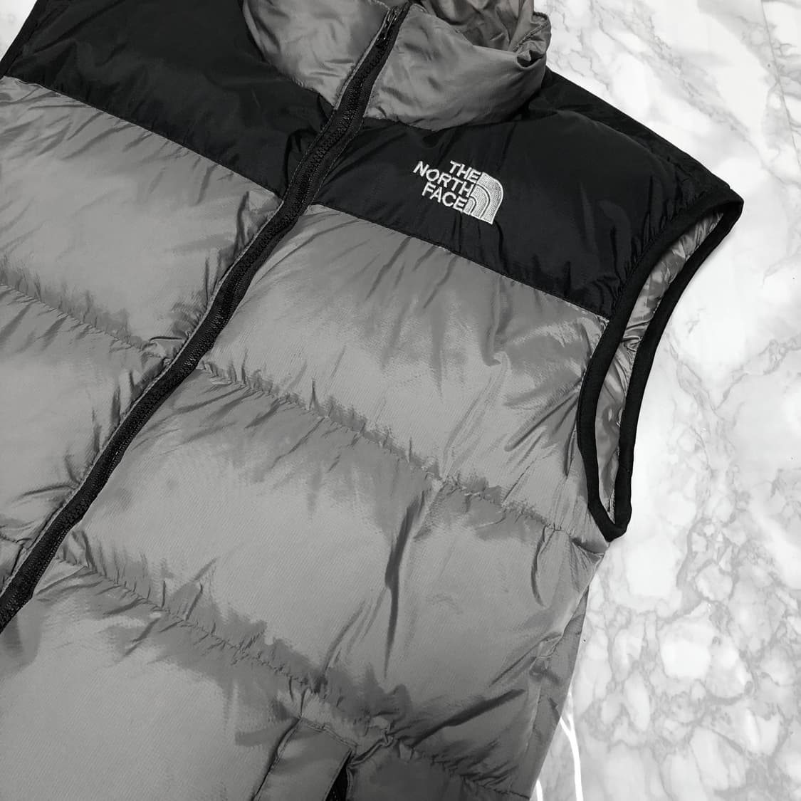 노스페이스 패딩 조끼 실버그레이 상품이미지2