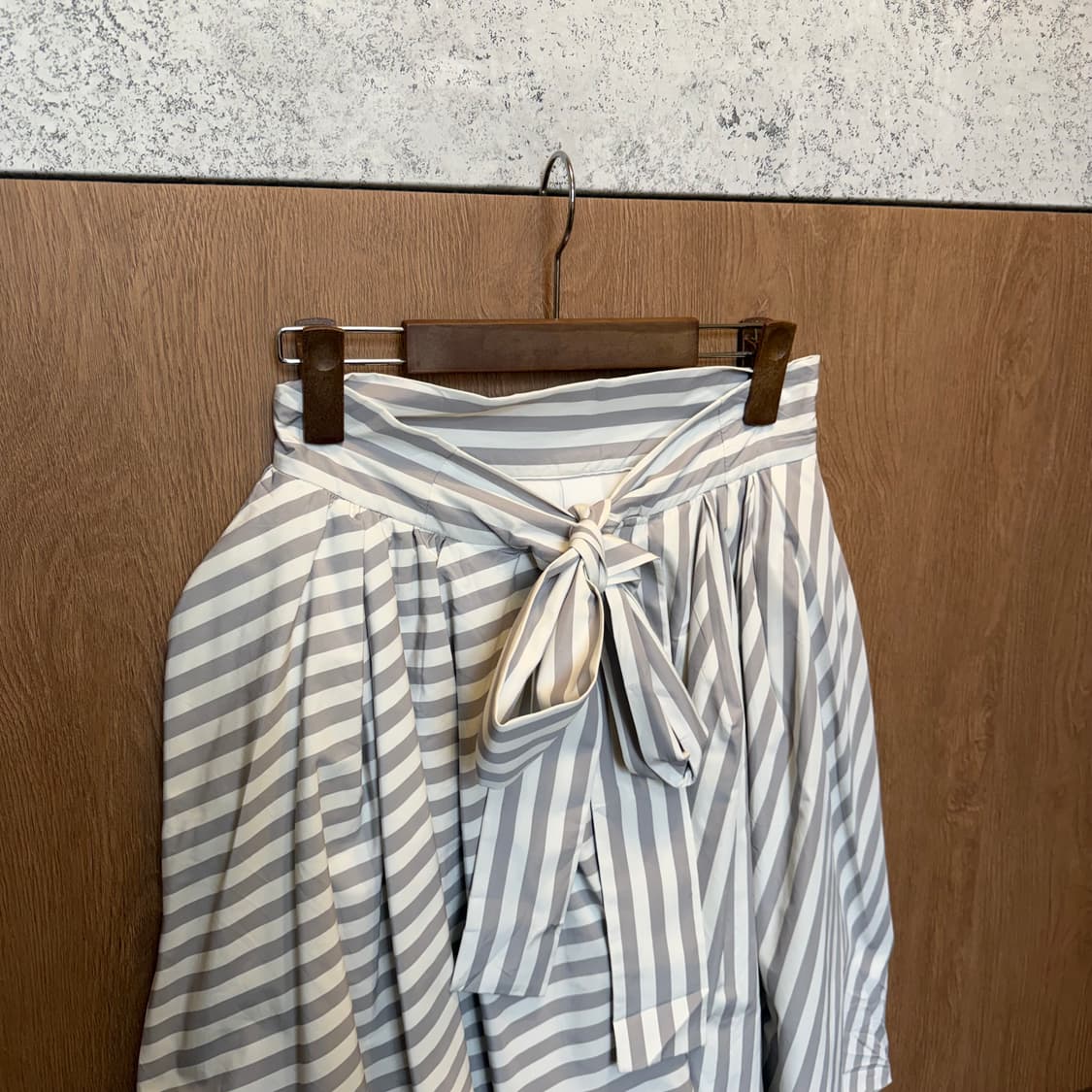빈티지 스트라이프 미디 스커트 리본 타이 스트랩 디테일 플레어핏 아이보리 상품이미지3