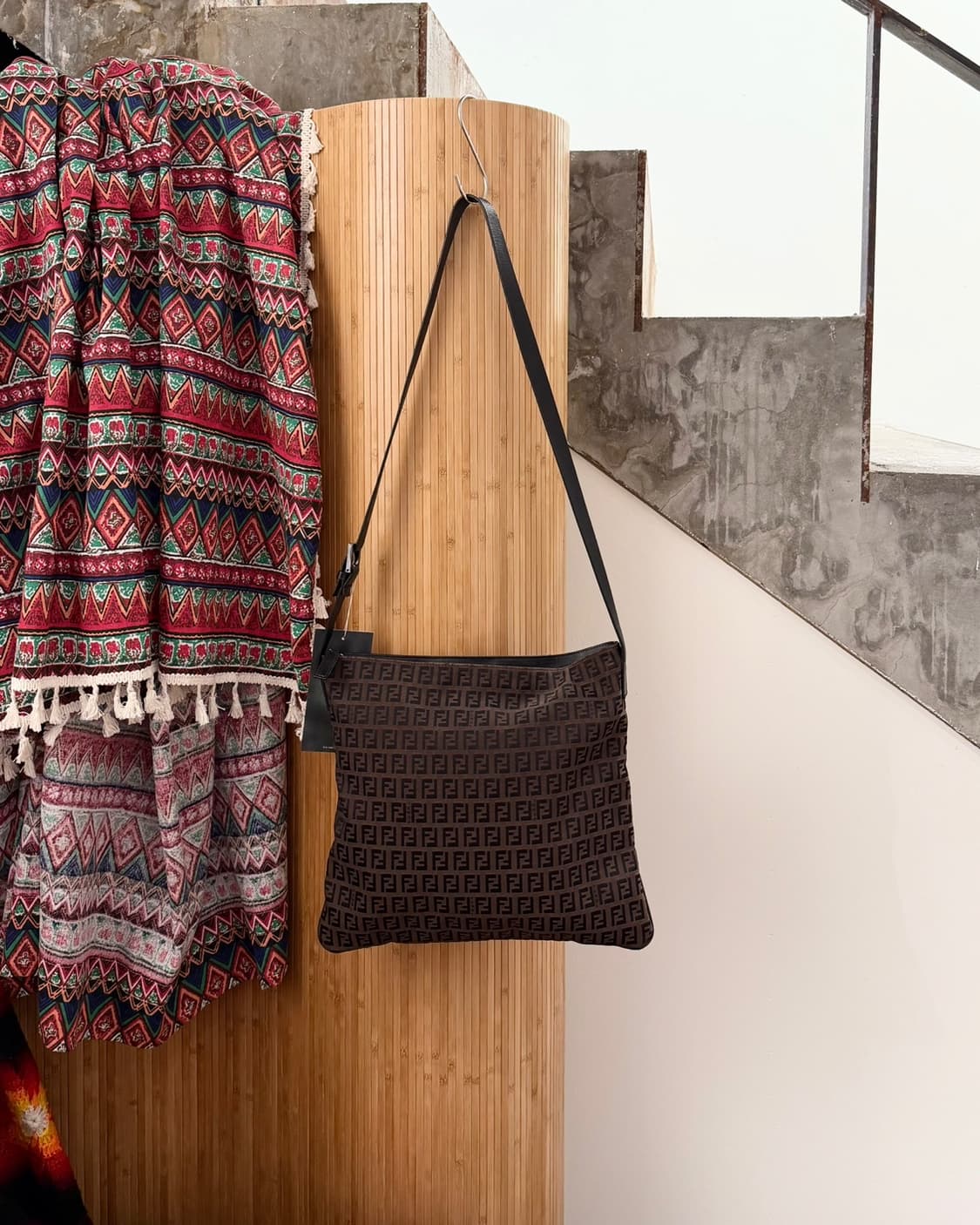 펜디 브라운 주카 캔버스 크로스백 상품이미지1