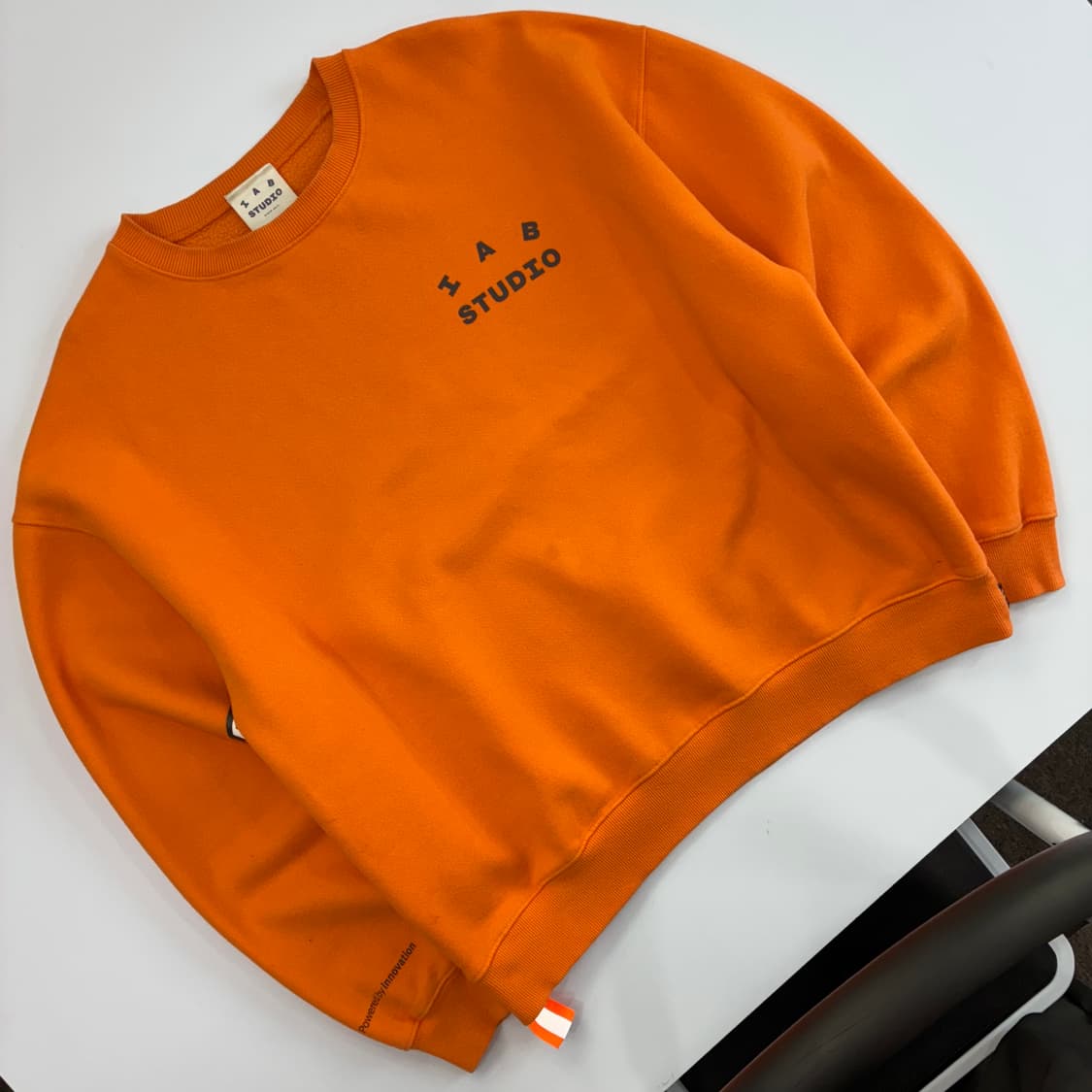 IAB STUDIOS 아이앱 스튜디오 두산 오렌지 맨투맨 상품이미지3