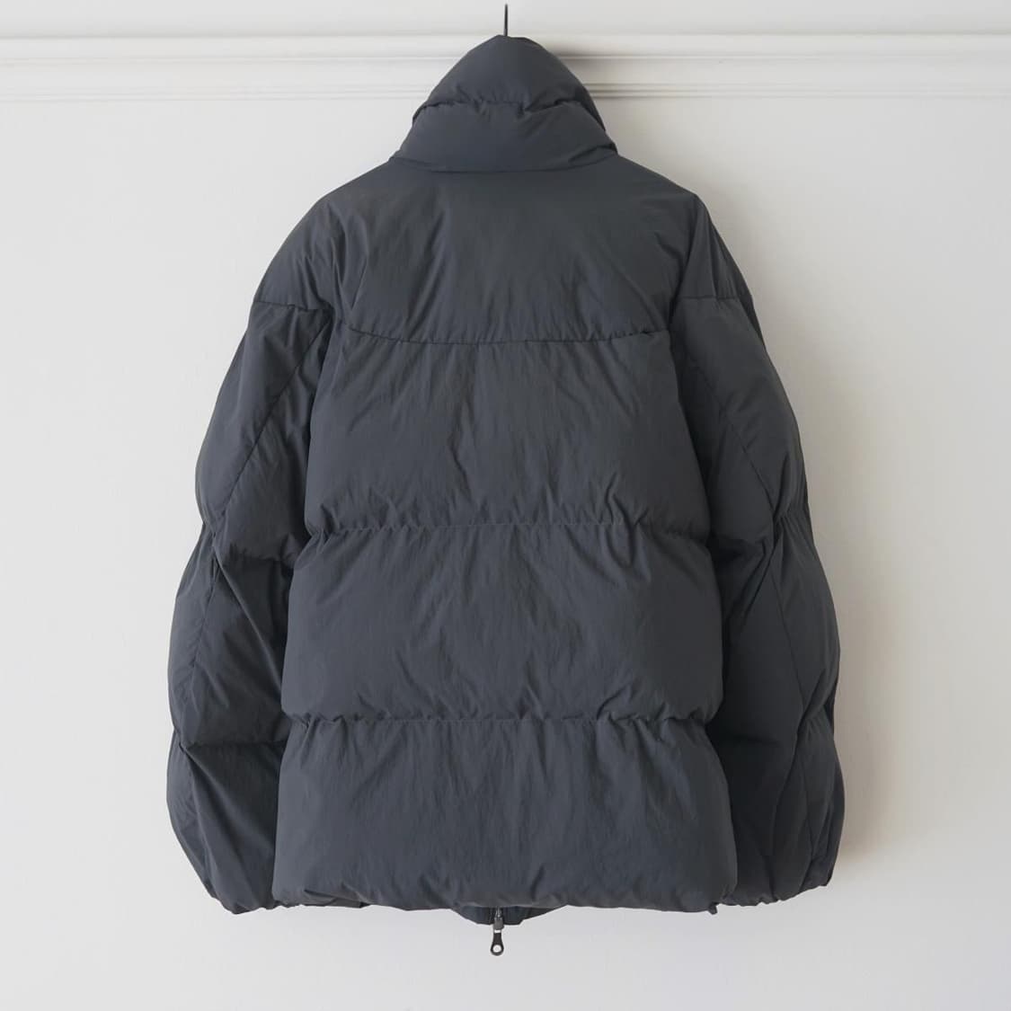 스튜디오 니콜슨 오젝트 에코다운 테크 발열 인젝션 다운 숏 자켓 플린트 상품이미지2