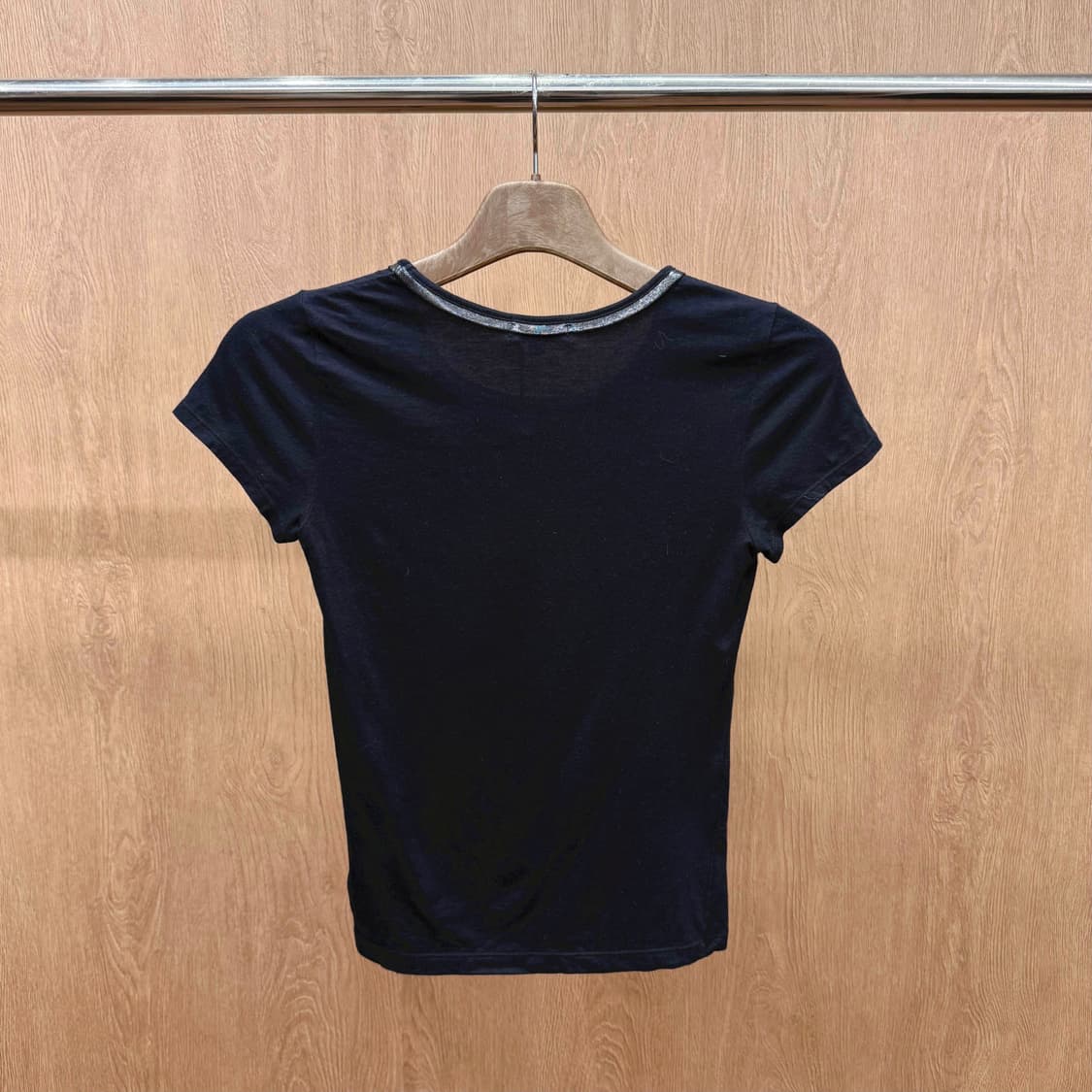 버버리 블루라벨 반팔 티셔츠 체인 그래픽 넥라인 메타릭 디테일 블랙 상품이미지4