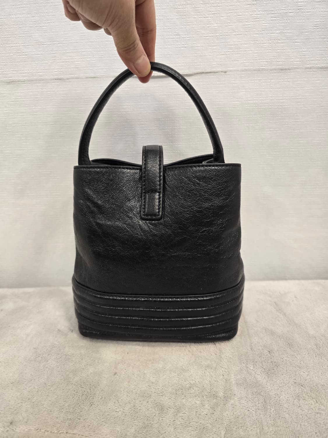 거의새거) 루즈앤라운지 보티첼리 미니 블랙 가죽 버킷백 상품이미지1