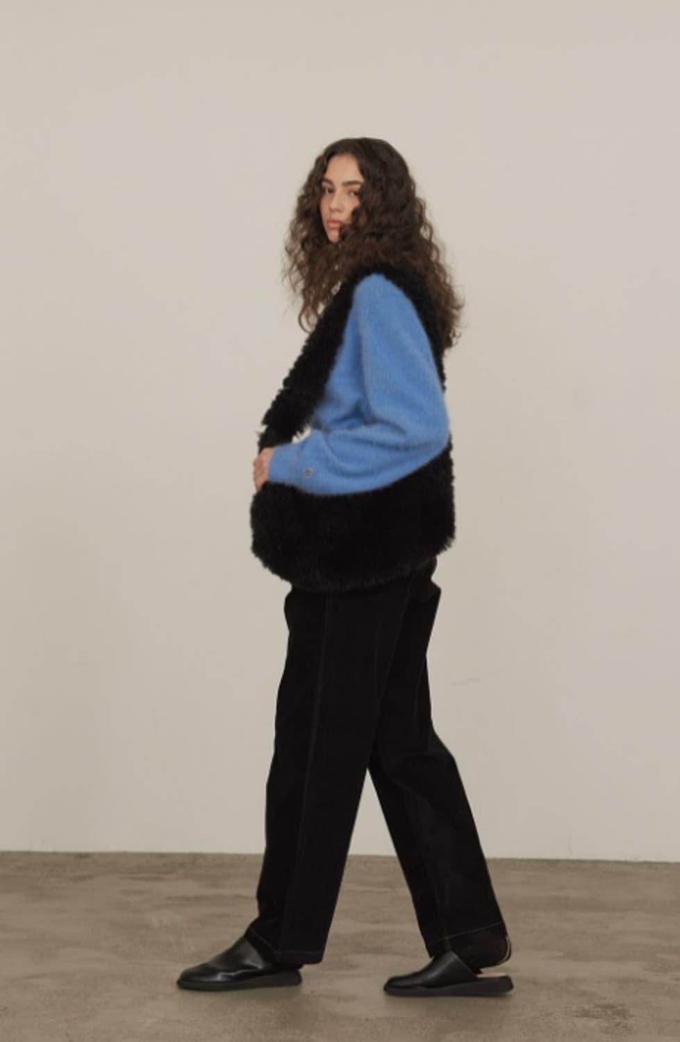 다이애그널 컬리 퍼 백 블랙 상품이미지2