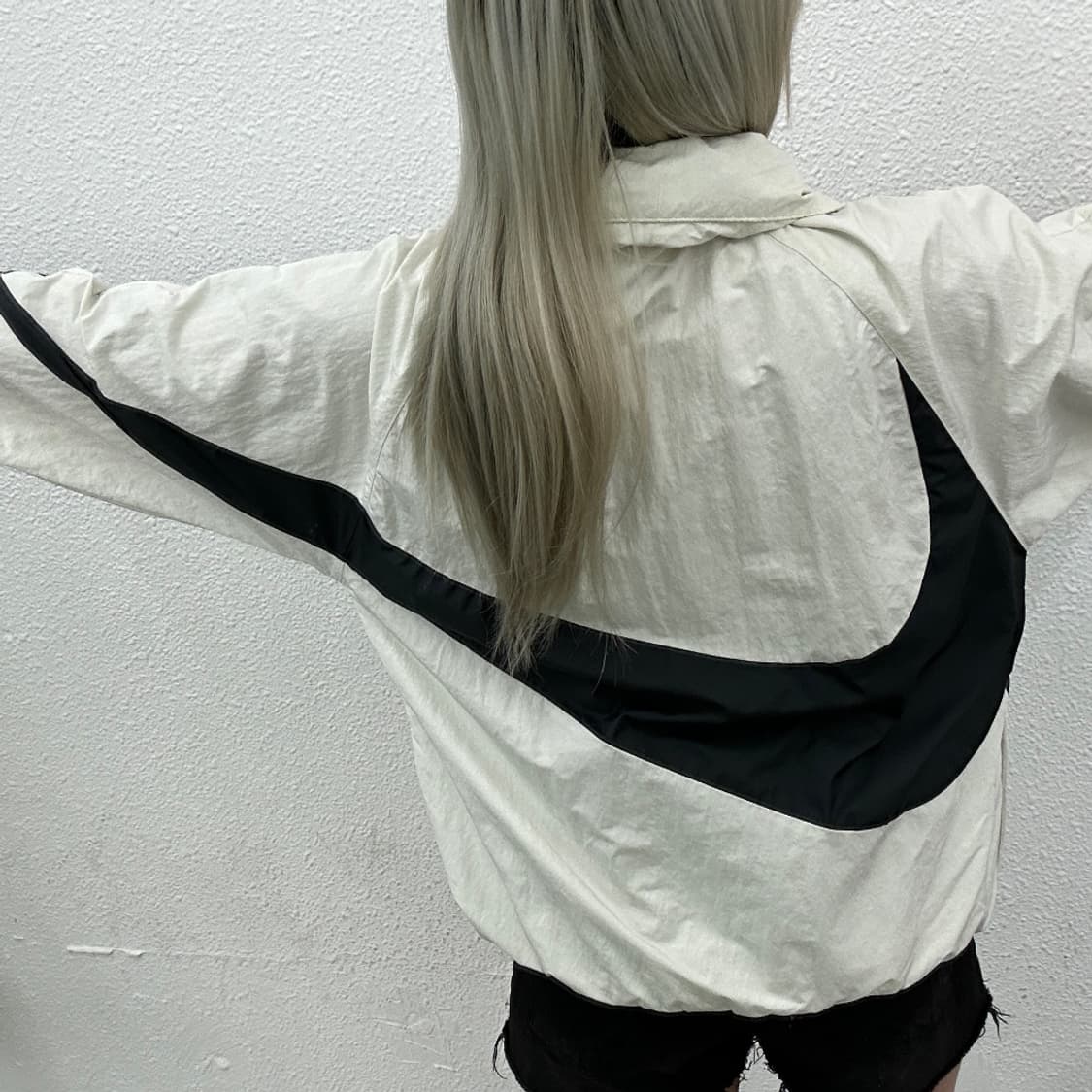 나이키 블랙 스우시 화이트 바람막이 S 상품이미지3