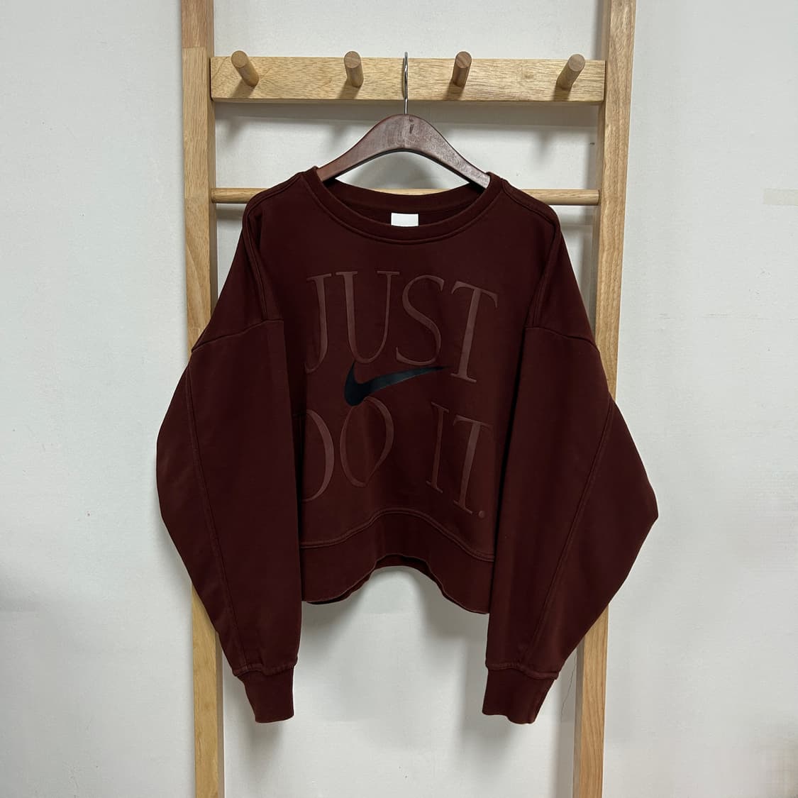 나이키 우먼스 드라이핏 겟 핏 크롭 맨투맨 브라운 상품이미지3