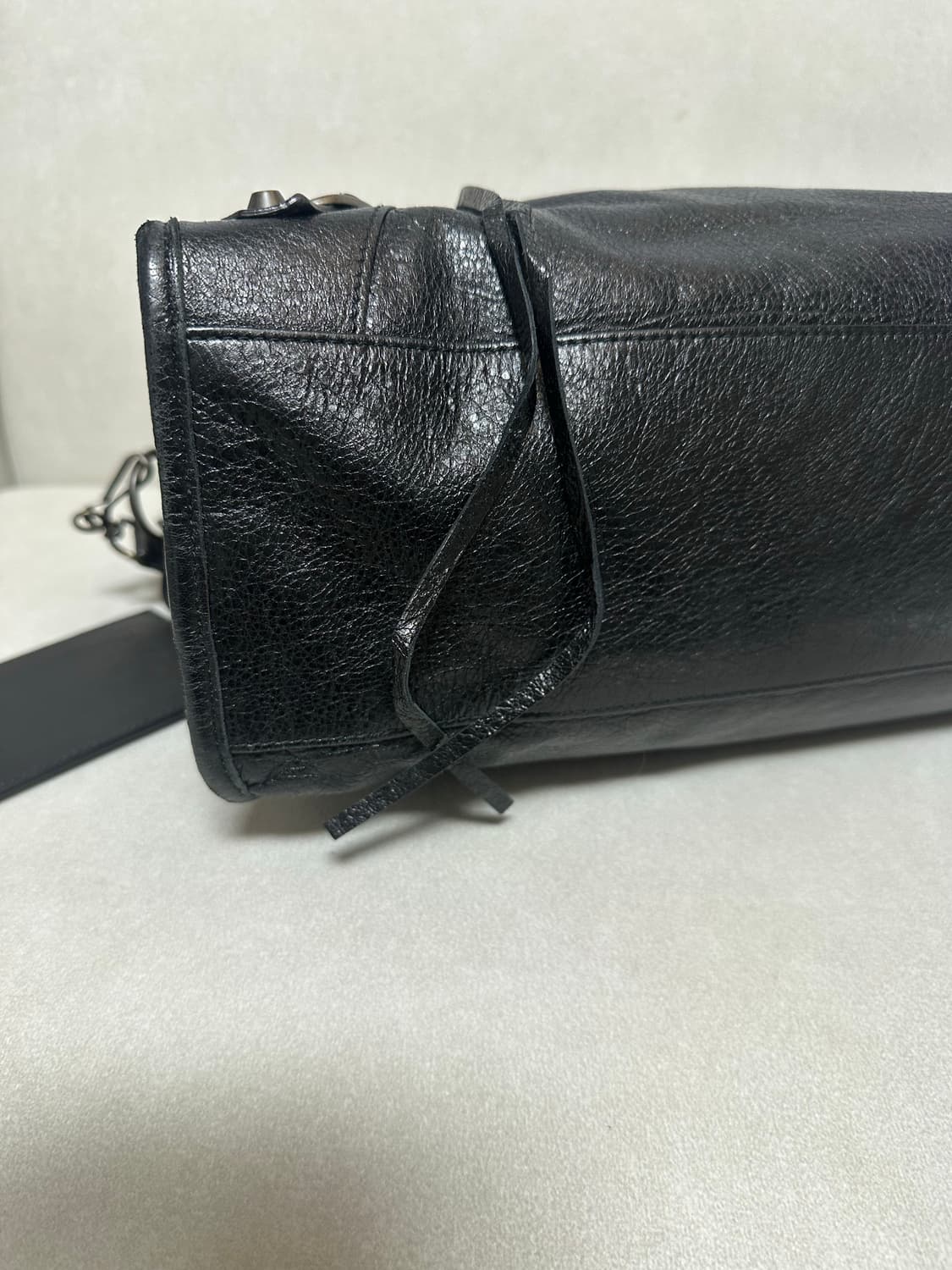 [A 정품] 발렌시아가 시티 모터백 미디움 블랙 상품이미지5