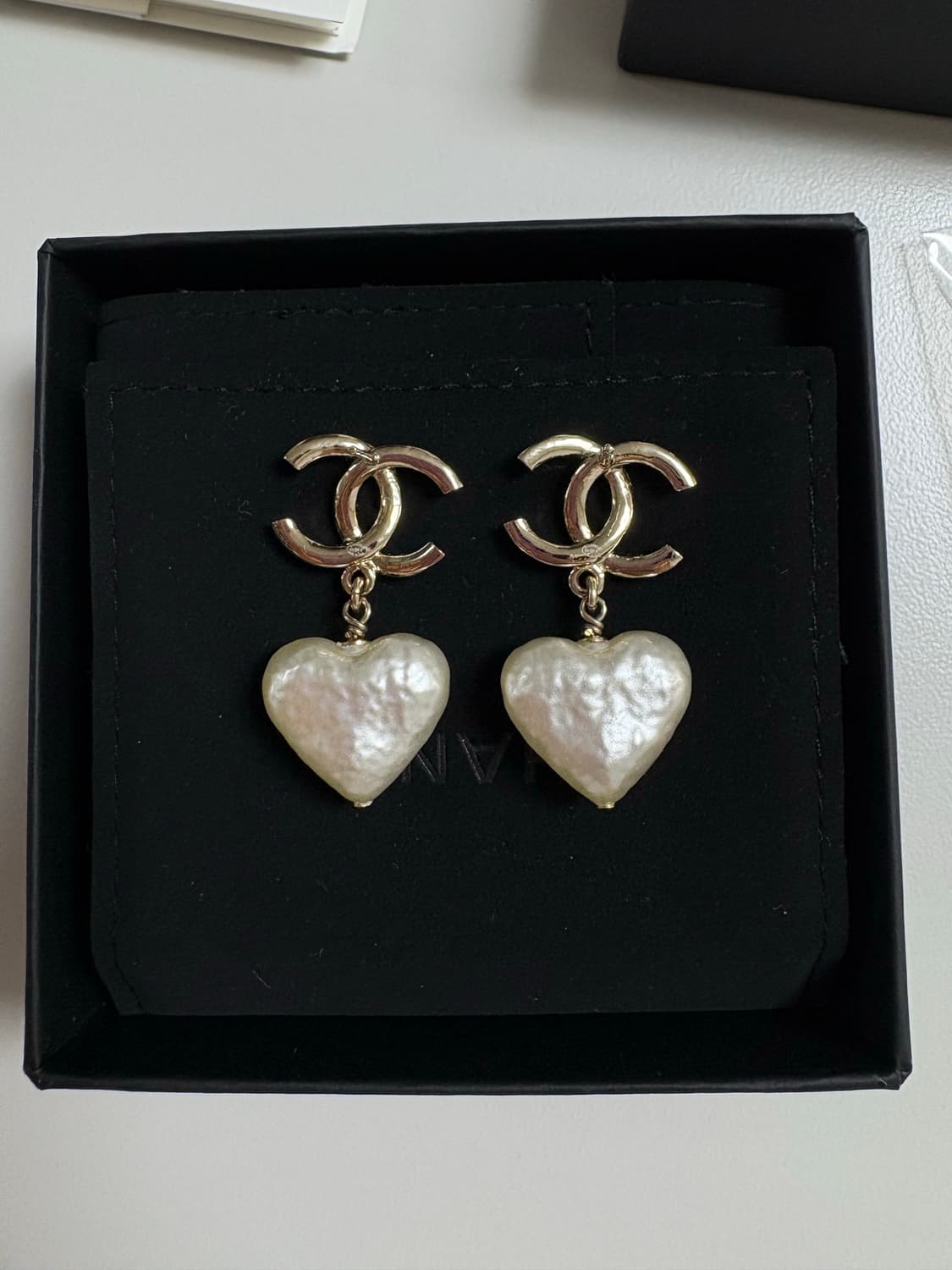 샤넬 로고 레진 진주 하트 귀걸이 상품이미지3