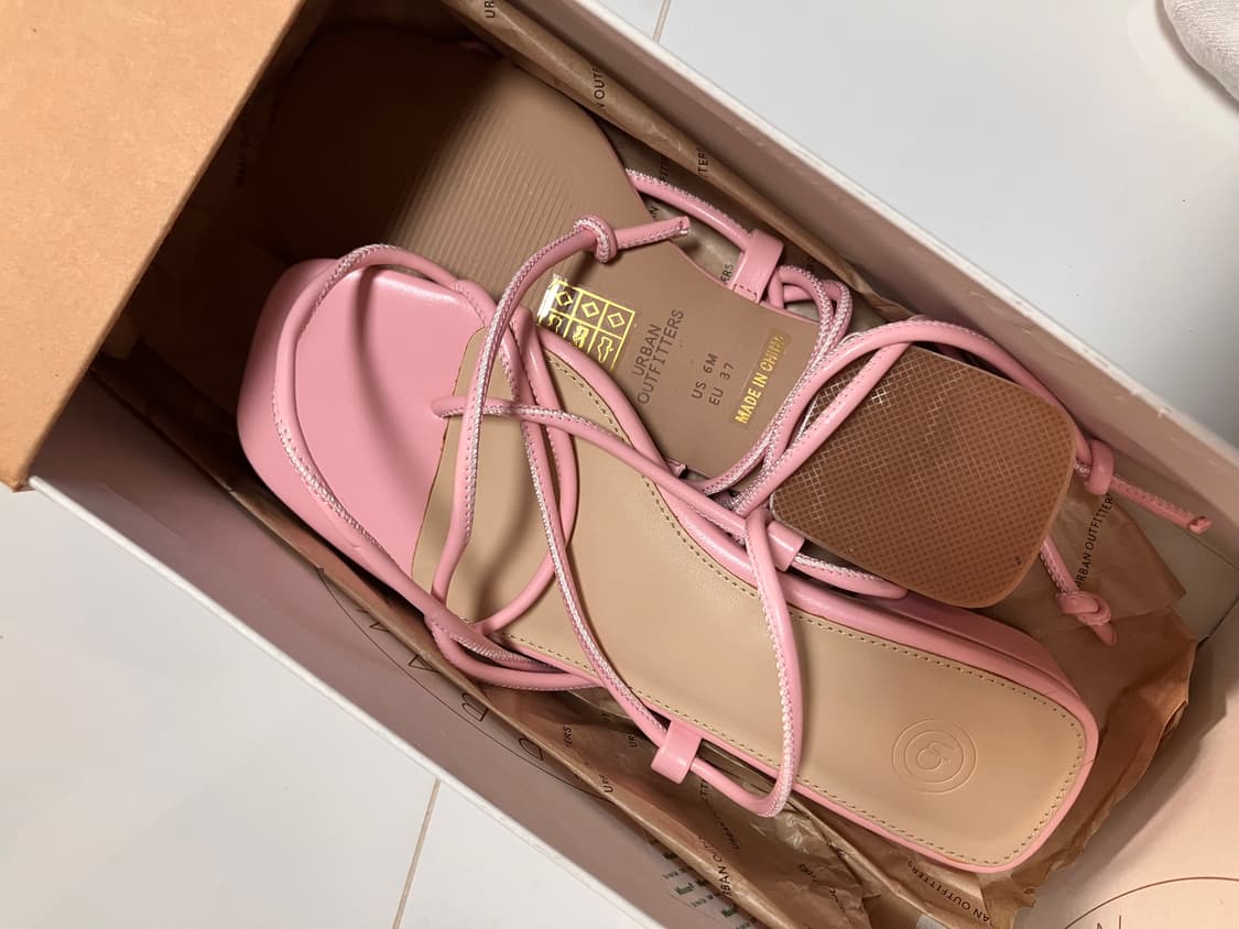 얼반아웃피터스 딸기우유 핑크 키튼힐 스트랩 샌들 상품이미지3