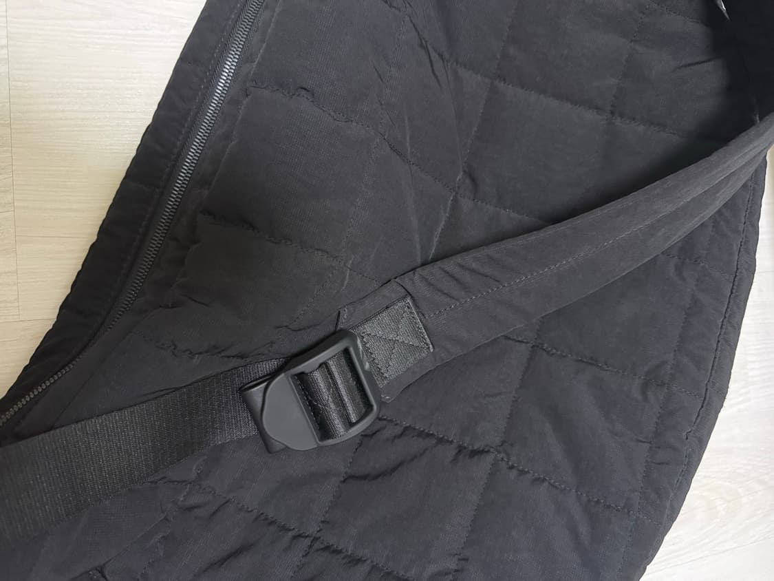 코스 퀼티드 메신저백 립스탑 블랙 상품이미지5