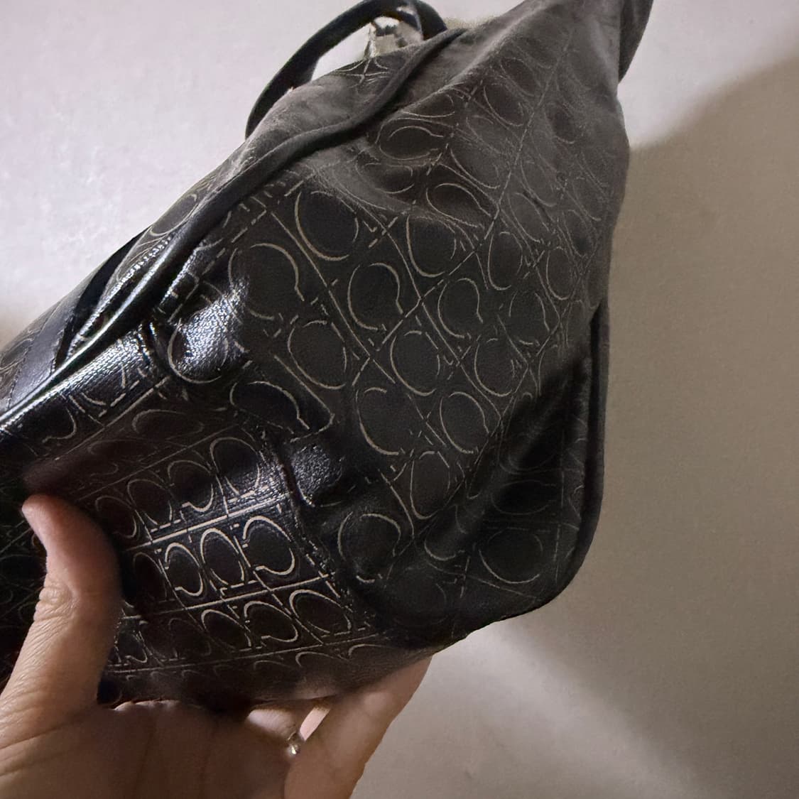 살바토레 페라가모 간치니 패턴 PVC 남성 토트백 상품이미지6