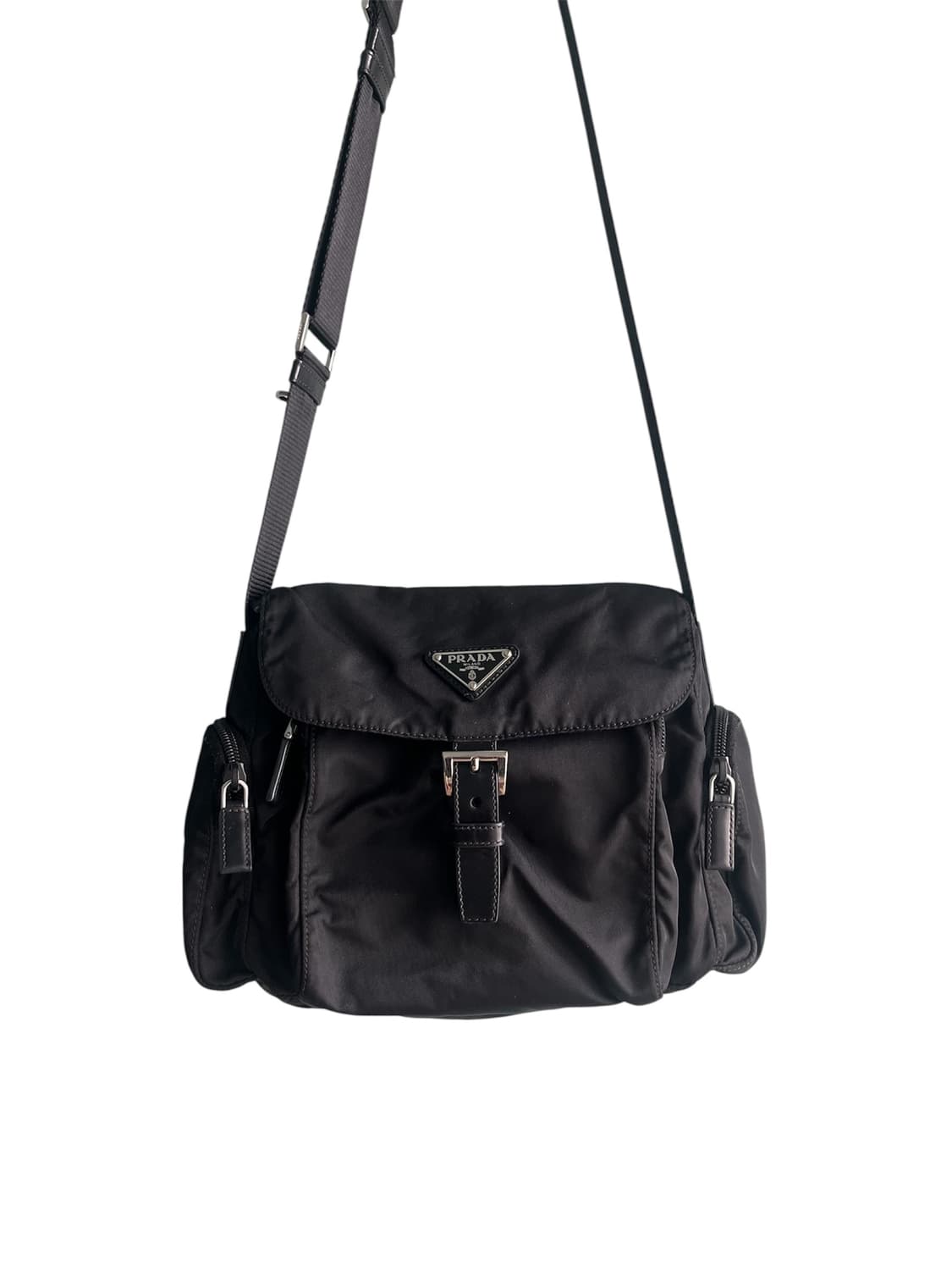 [OS] 프라다 포코노 리나일론 멀티 포켓 버클 크로스백 상품이미지1
