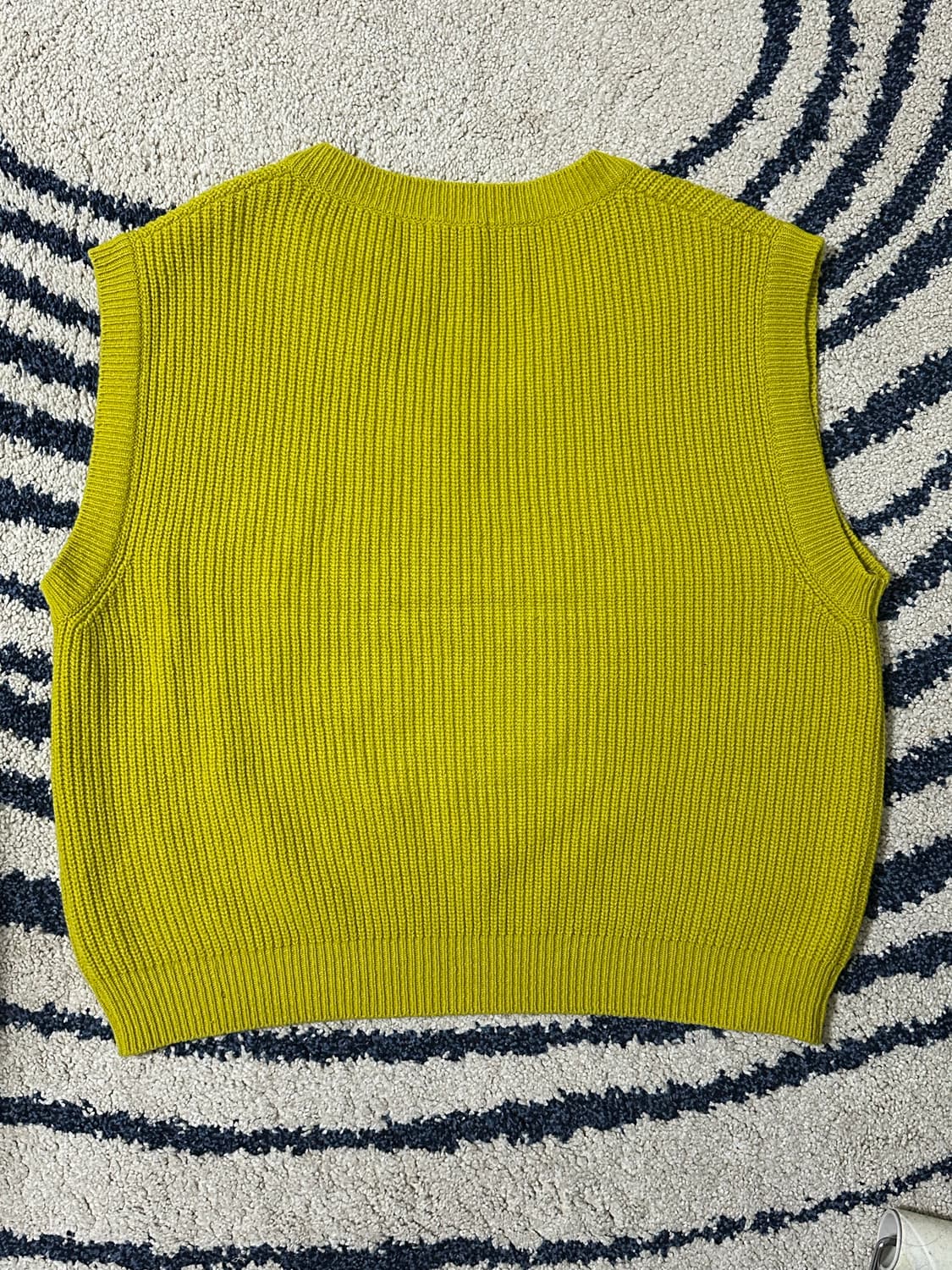 문선 아가일 펀칭 니트베스트 머스타드 상품이미지3