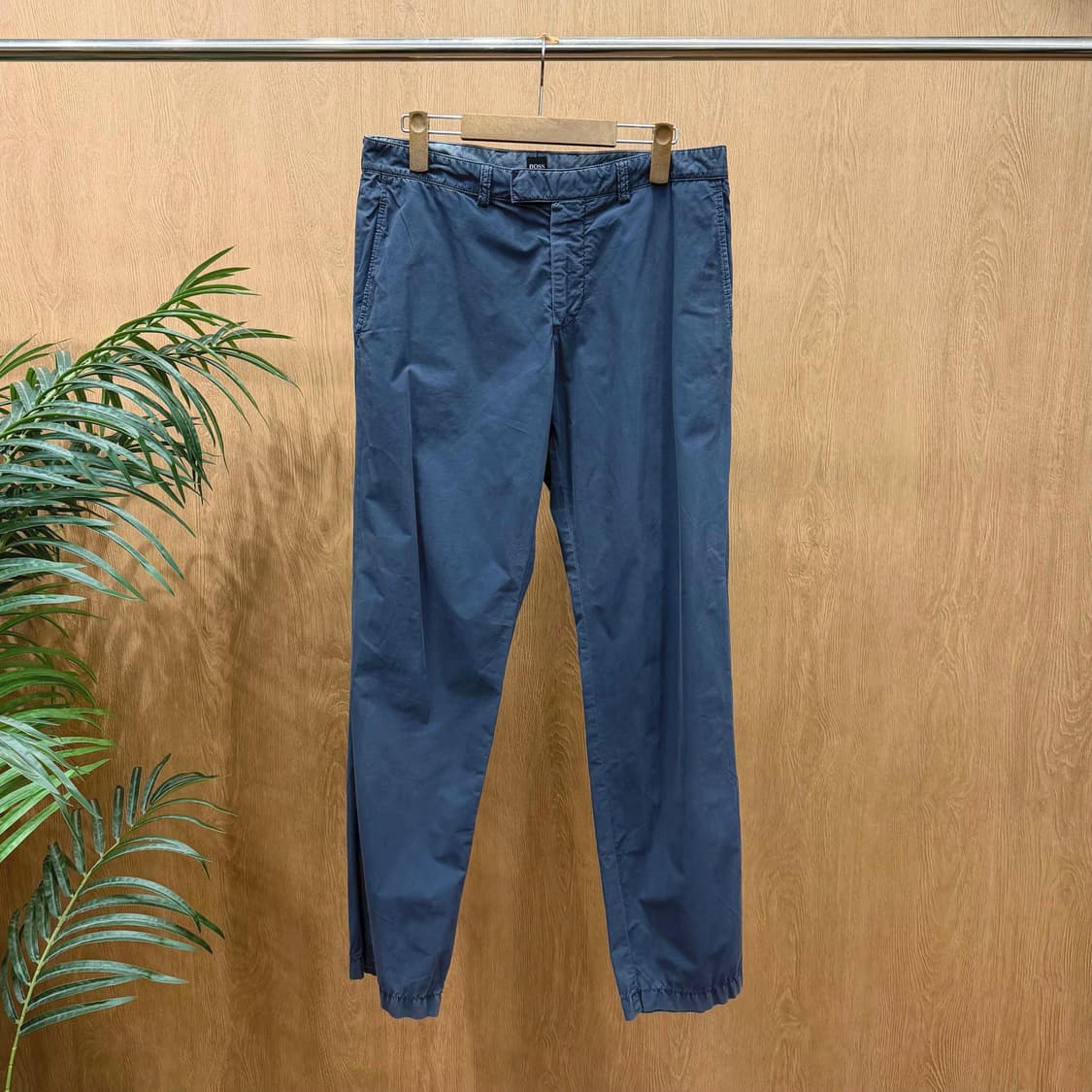 휴고 보스 코튼 트윌 팬츠 백 로고 탭 디테일 스트레이트핏 블루 상품이미지1