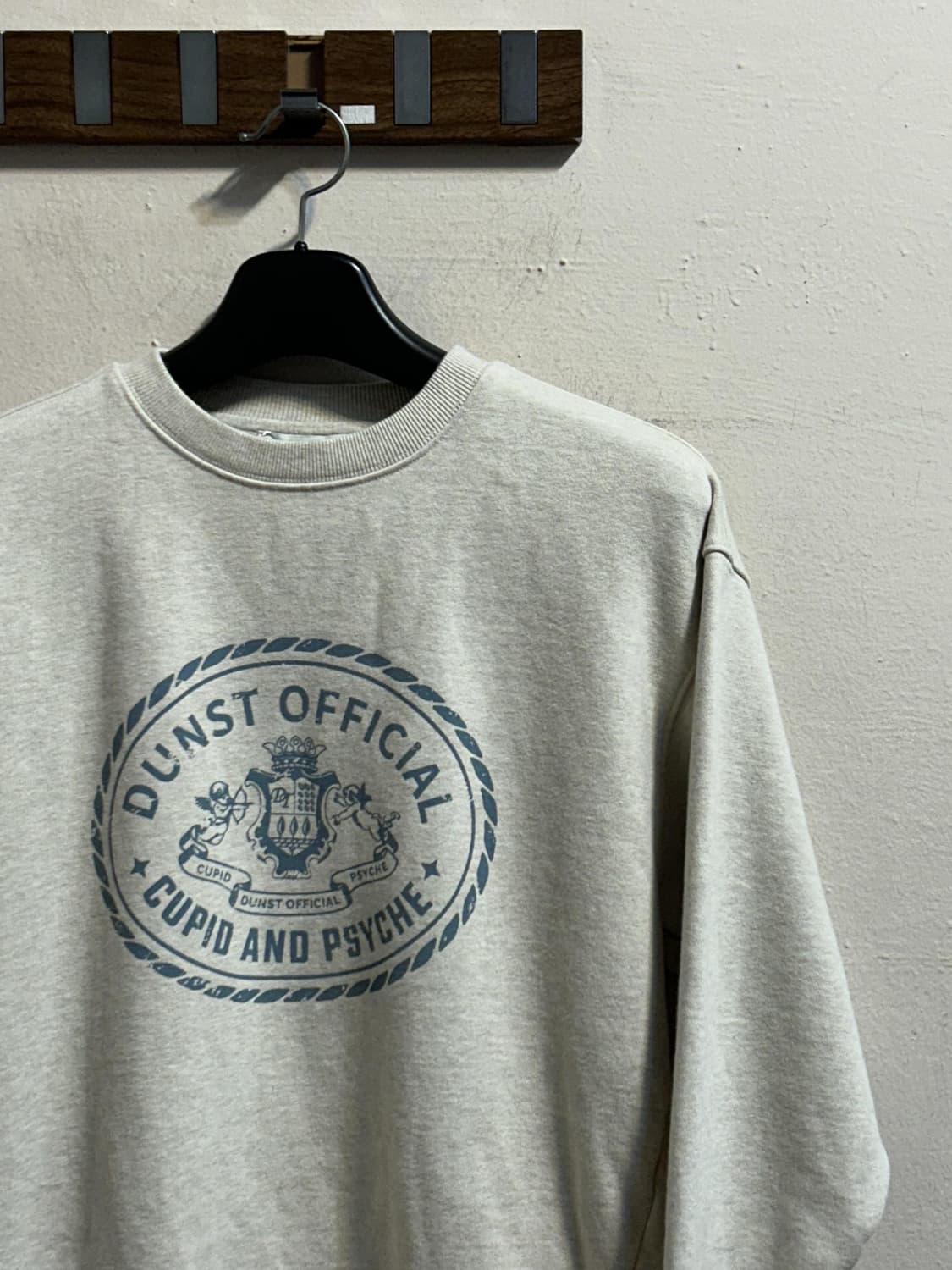 던스트 큐피드 캠퍼스 스웻셔츠 상품이미지3